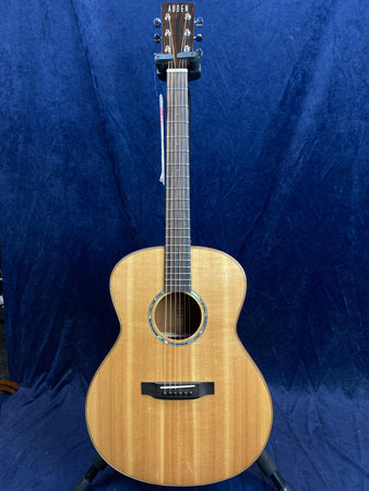 Auden Artist Mahogany Austin Model Spruce Top Full Body in Hard Case