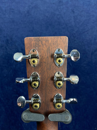 Auden Artist Mahogany Austin Model Spruce Top Full Body in Hard Case