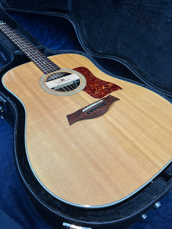 Taylor 210 Dreadnought with Seymour Duncan in Natural with Hard Case