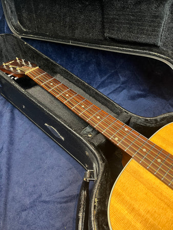 Taylor 210 Dreadnought with Seymour Duncan in Natural with Hard Case