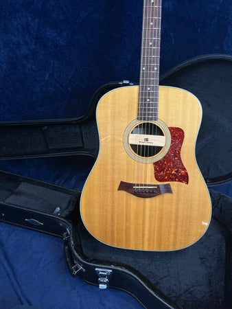 Taylor 210 Dreadnought with Seymour Duncan in Natural with Hard Case
