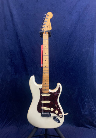 Fender Player Plus Stratocaster SSS in Olympic Pearl 2022 Pre-owned