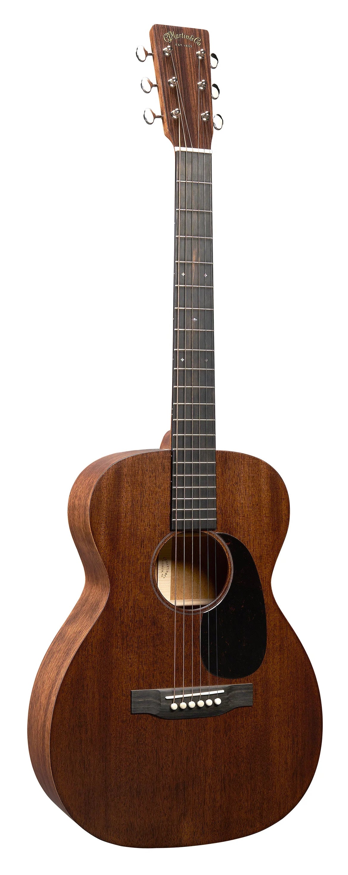 Guitare acoustique en bois foncé, six cordes, rosace ronde, plaque de protection noire sous les cordes, tête avec mécaniques argentées.