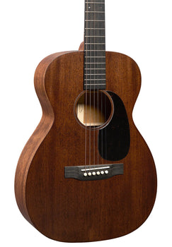 Guitare acoustique en bois foncé, petite taille, six cordes, plaque de protection noire sous les cordes près de la rosace.