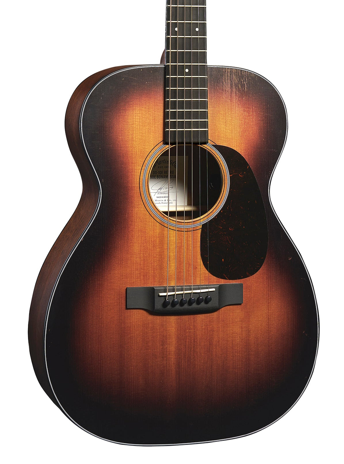 Guitare acoustique forme parlor, finition sunburst dégradée du noir au brun, six cordes, pickguard sombre près de la rosace.