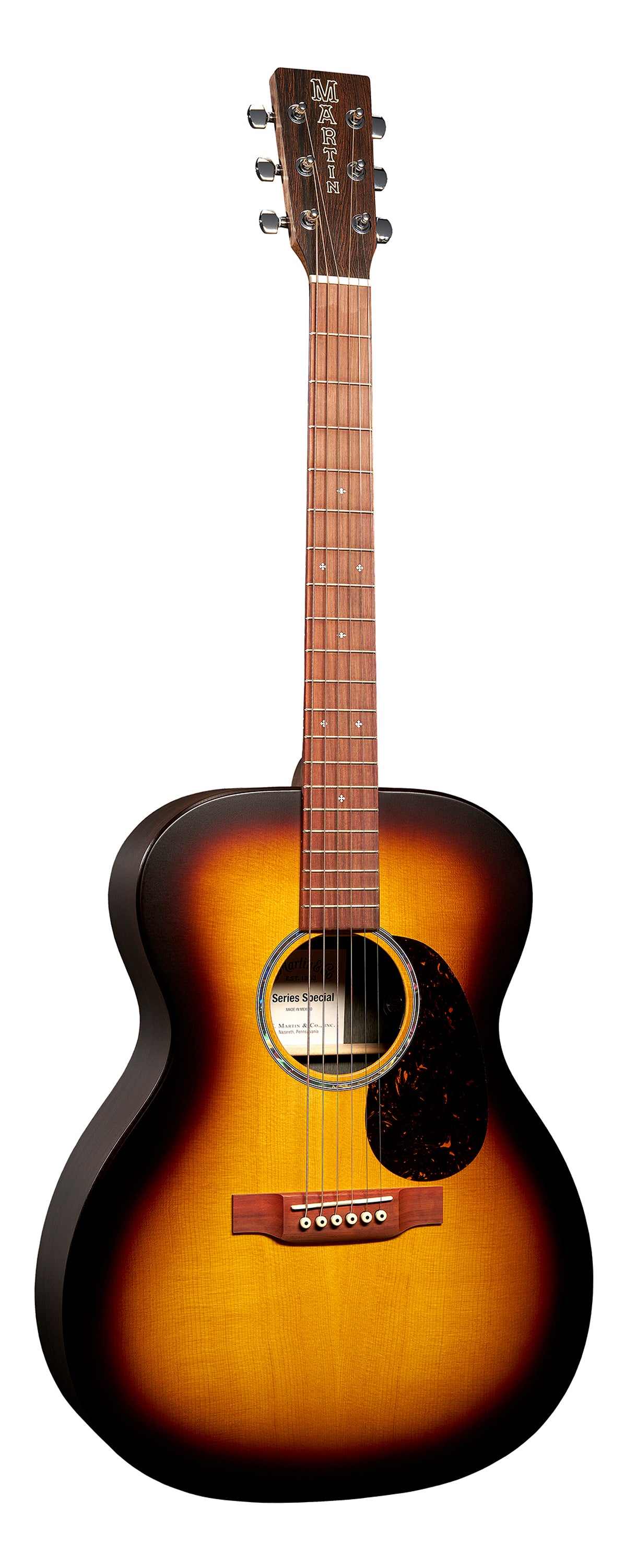 Guitare acoustique à six cordes, finition sunburst dégradée du jaune au brun foncé, touche claire et tête avec logo Martin en blanc.