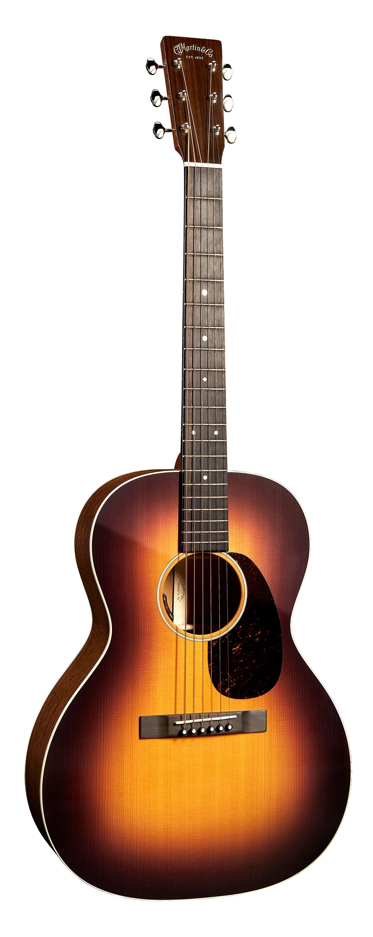 Guitare acoustique à six cordes, finition sunburst dégradé du jaune au brun, rosace claire et pickguard marron foncé.