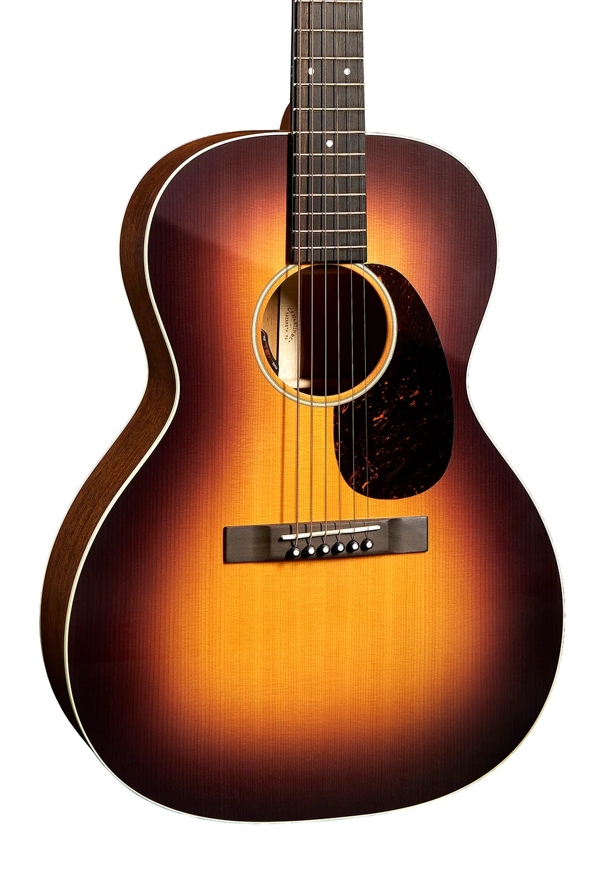 Guitare acoustique à caisse ronde, finition sunburst dégradée du jaune au marron, six cordes, rosace cerclée et pickguard sombre sous les cordes.