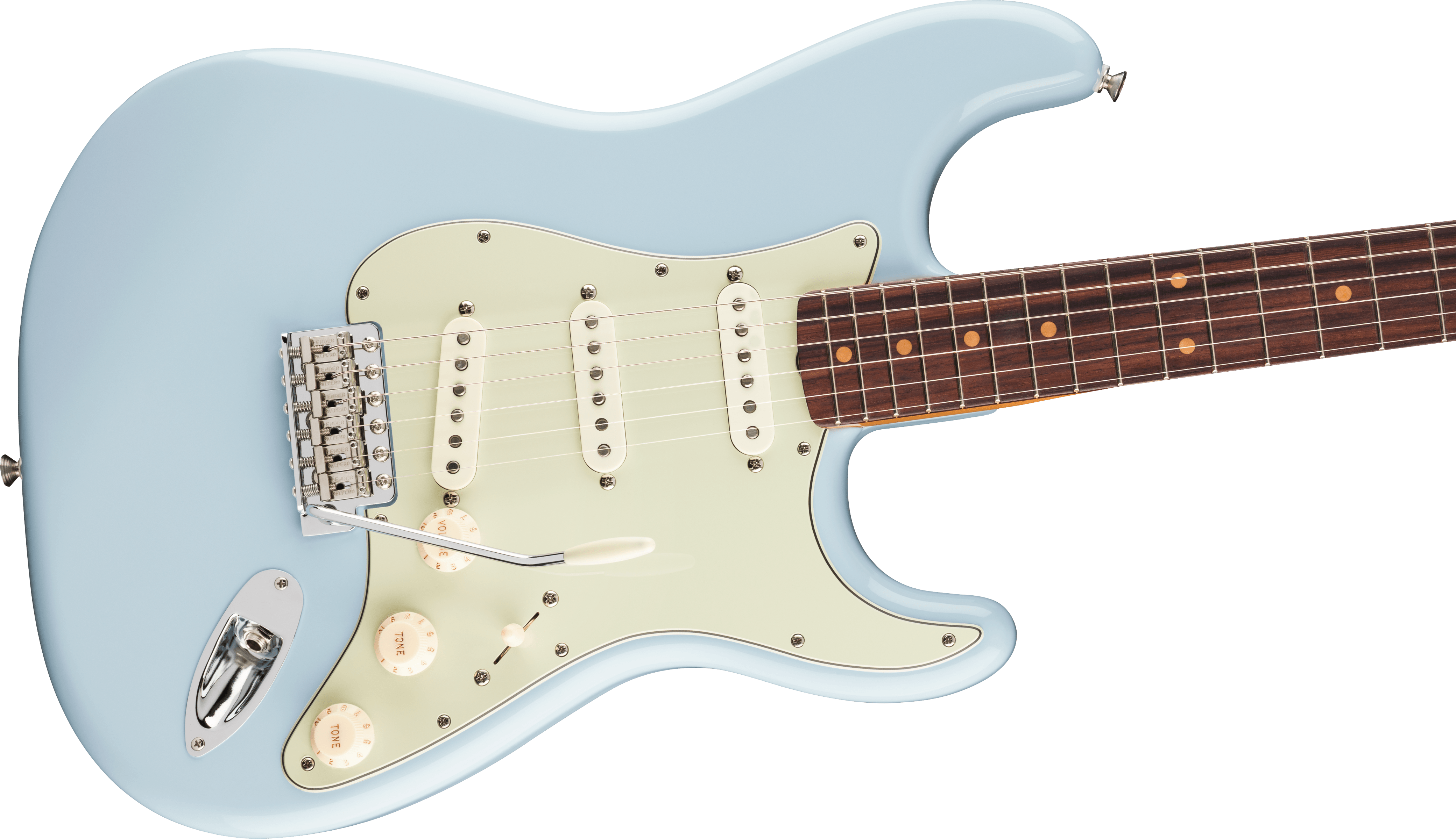 Guitare électrique bleu clair avec pickguard crème, trois micros simples, touche en bois foncé et boutons de réglage blancs.