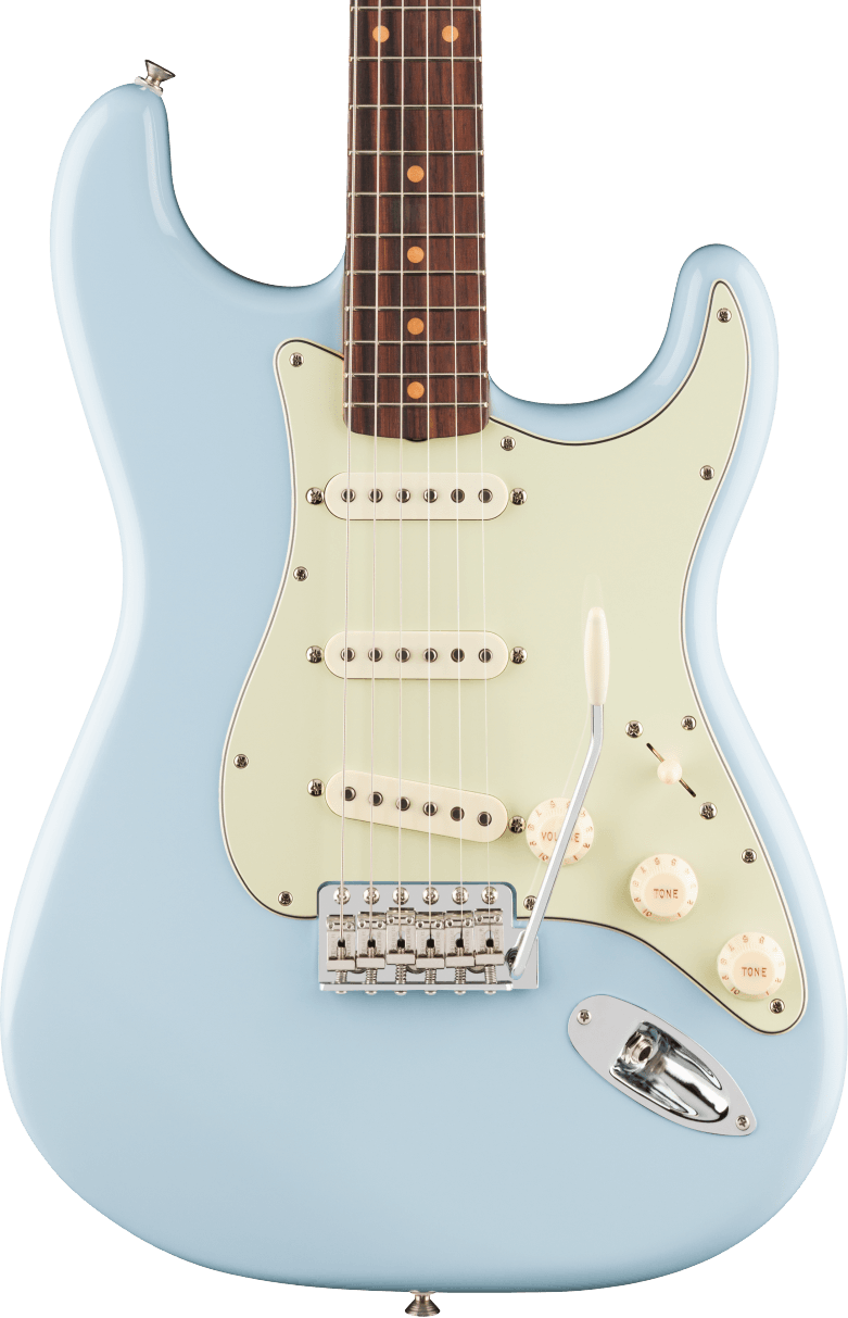 Guitare électrique bleu clair à trois micros simples, bouton de volume, deux boutons de tonalité et une tige de vibrato blanche.