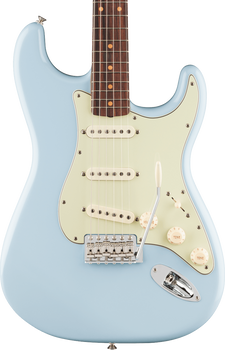 Guitare électrique bleu clair à trois micros simples, bouton de volume, deux boutons de tonalité et une tige de vibrato blanche.
