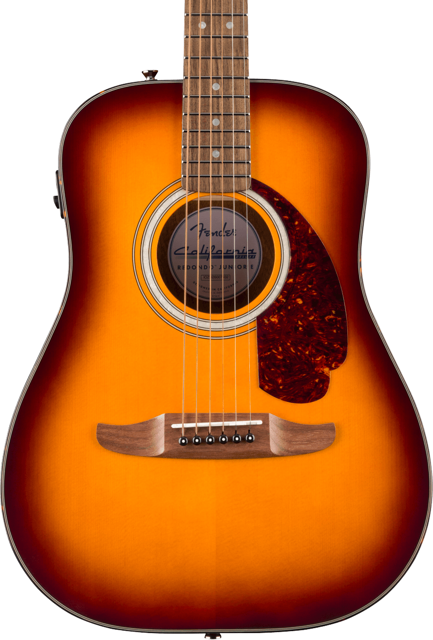 Guitare acoustique forme dreadnought, finition bois dégradé du jaune au brun, pickguard marron en écaille à droite des cordes.