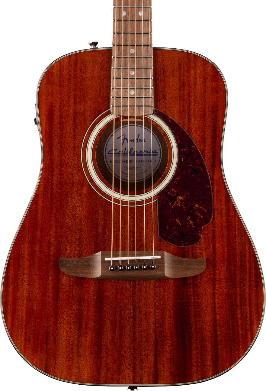 Guitare acoustique en bois foncé, forme dreadnought, six cordes, plaque de protection marron sous la rosace circulaire claire.