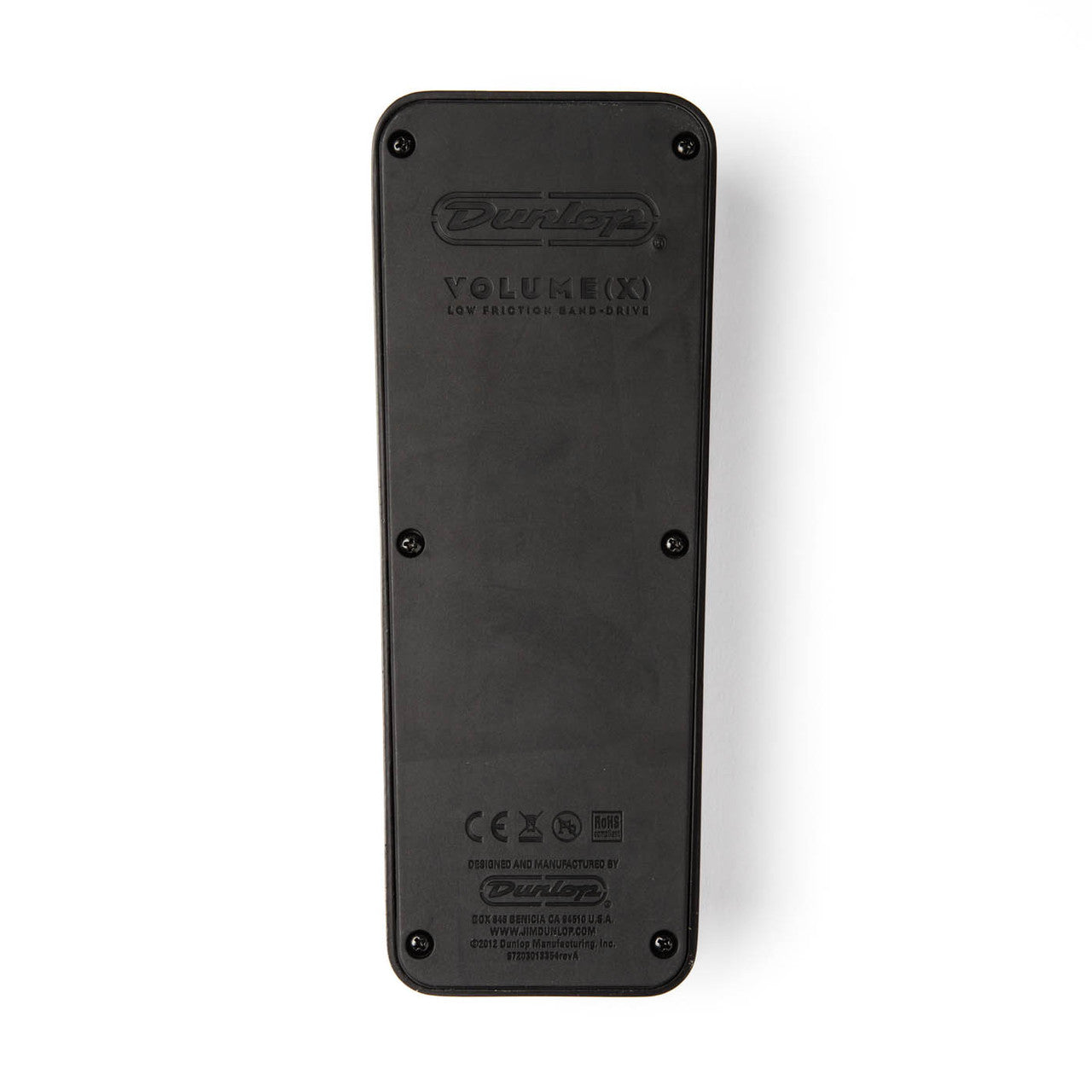 Pédale d’effet Dunlop noire, rectangulaire, vue de dessous, six vis visibles, inscriptions et logos en relief sur la coque en plastique.