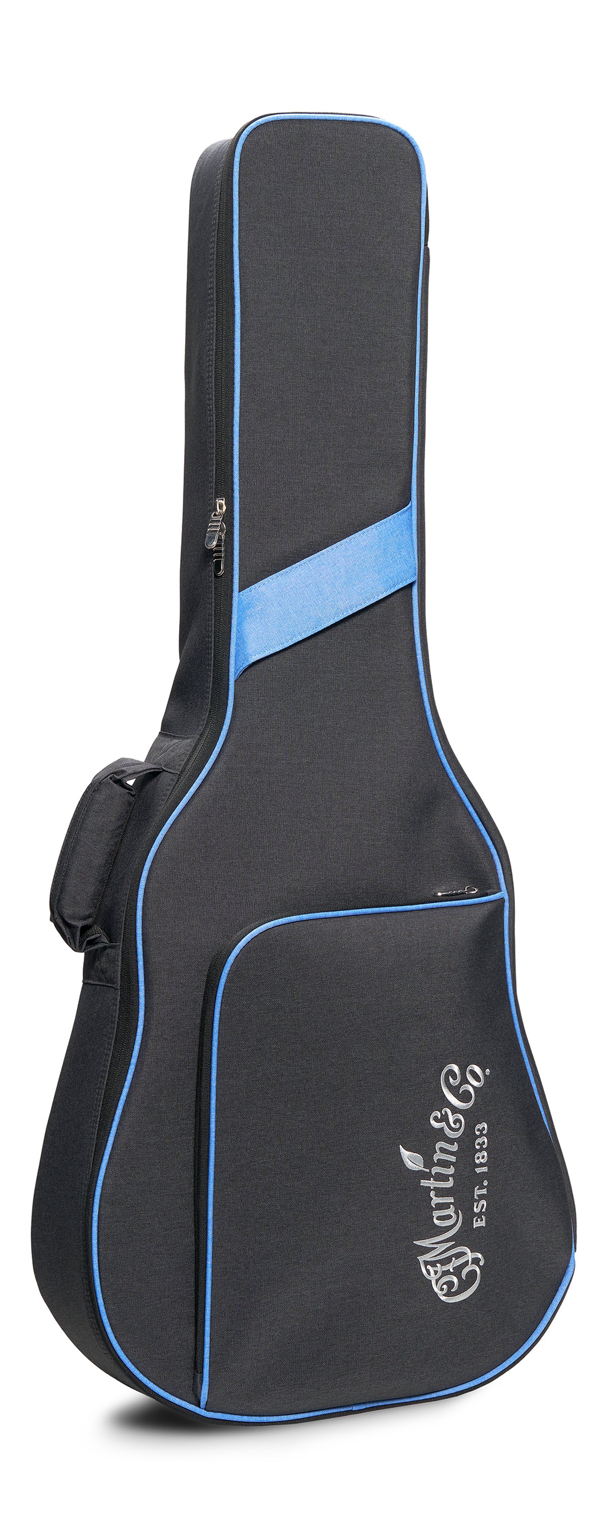 Housse noire pour guitare acoustique, garnie de liserés bleus, poche zippée à l’avant et logo Martin & Co. brodé en blanc.