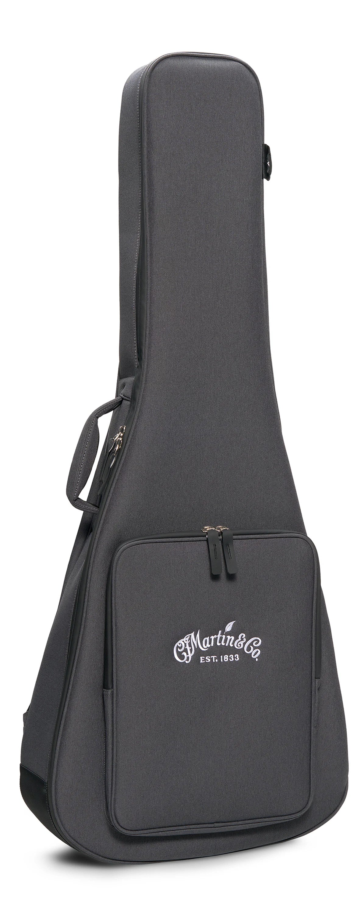 Housse noire pour guitare acoustique avec grande poche à fermeture éclair et poignée, logo Martin & Co brodé en blanc sur la poche avant.