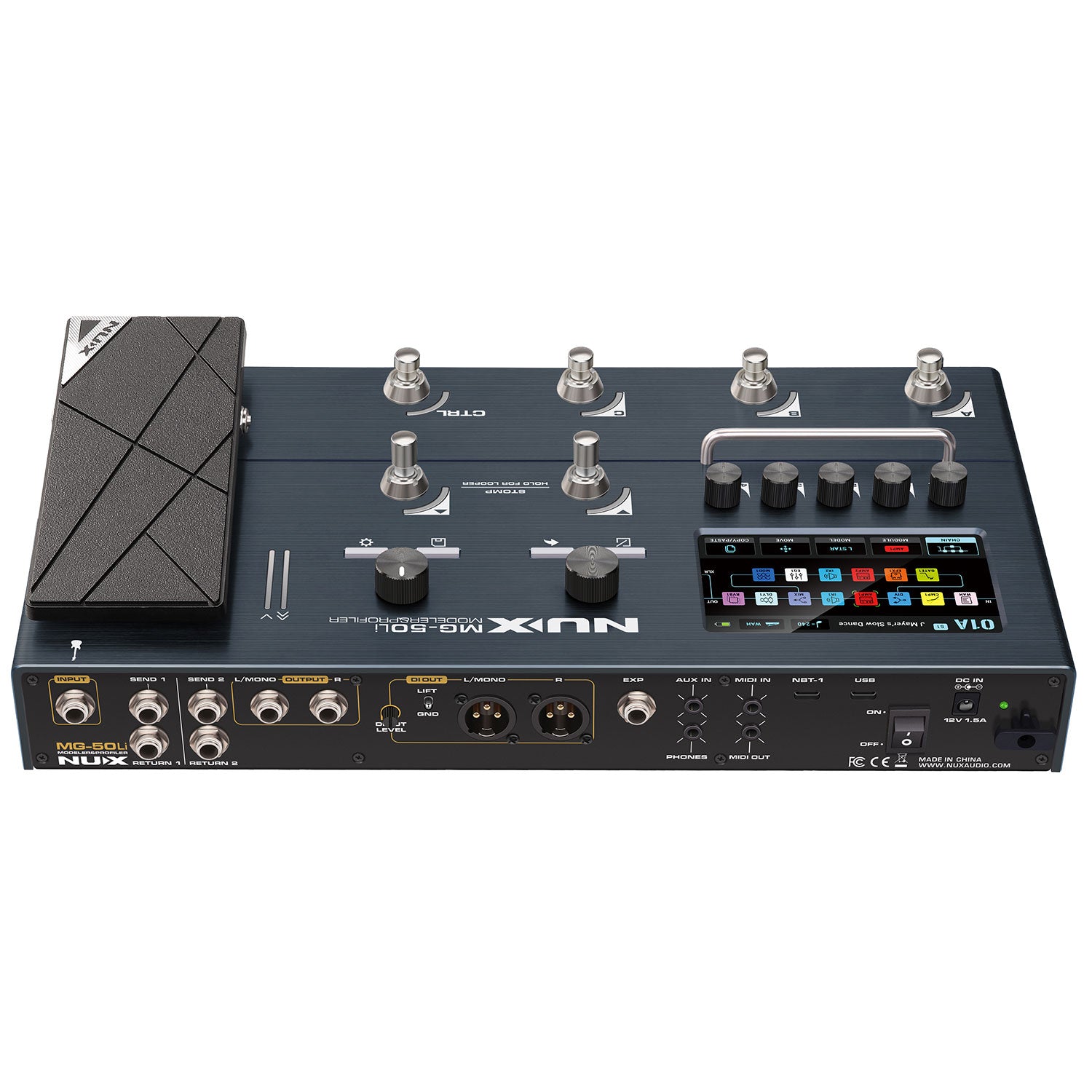 Pédalier multi-effets pour guitare avec écran couleur, huit footswitchs, pédale d’expression, plusieurs boutons, et nombreuses prises audio à l’arrière.