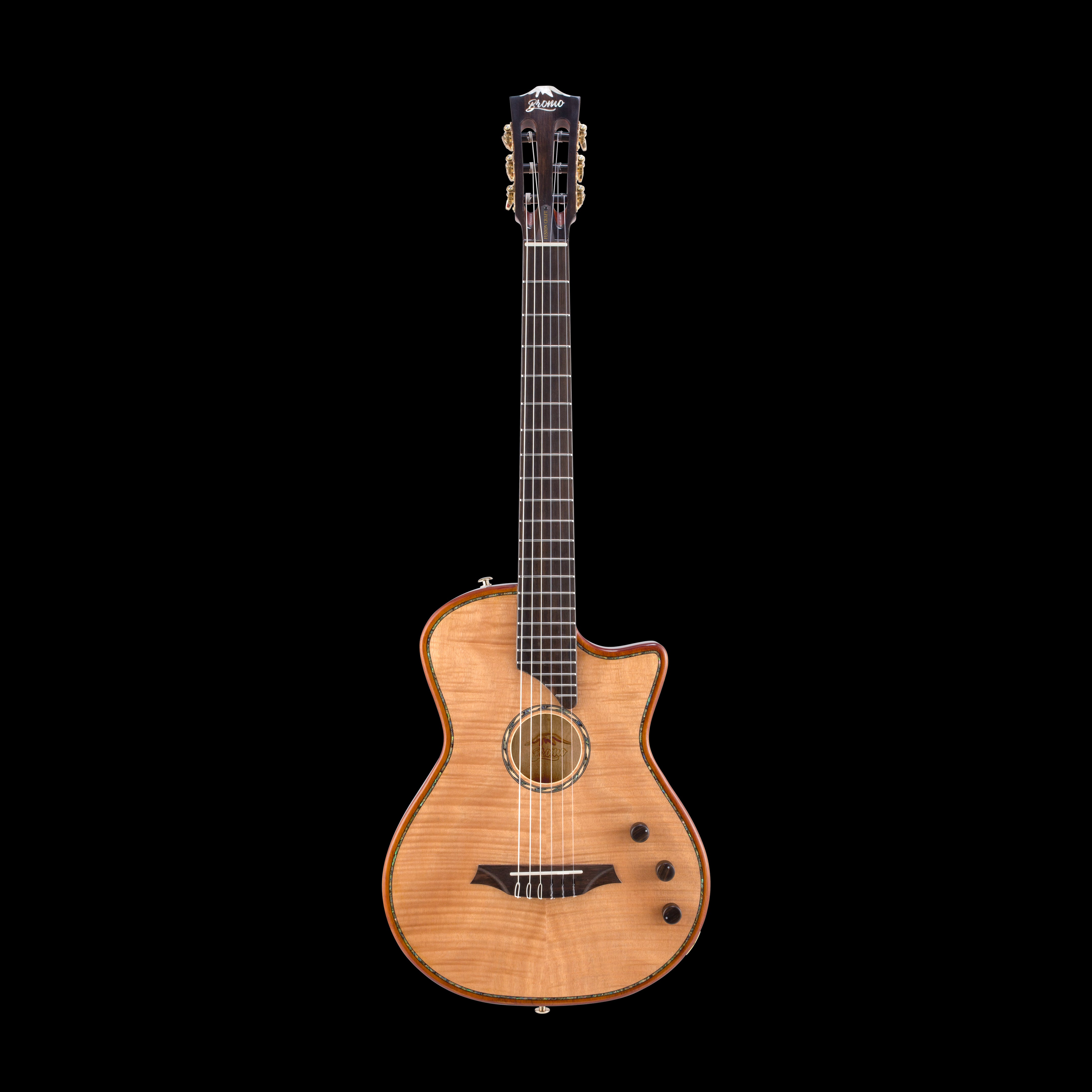 Guitare acoustique à pan coupé, bois clair, trois boutons sur la caisse, rosace circulaire dorée, six cordes, tête noire avec mécaniques dorées.