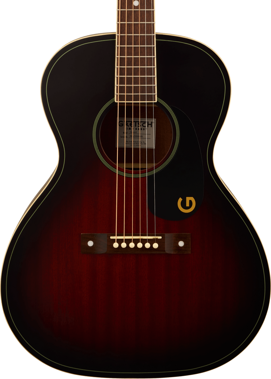 Guitare acoustique petite, forme arrondie, bois foncé avec dégradé rouge, filets clairs, pickguard noir orné d’un logo rond doré.
