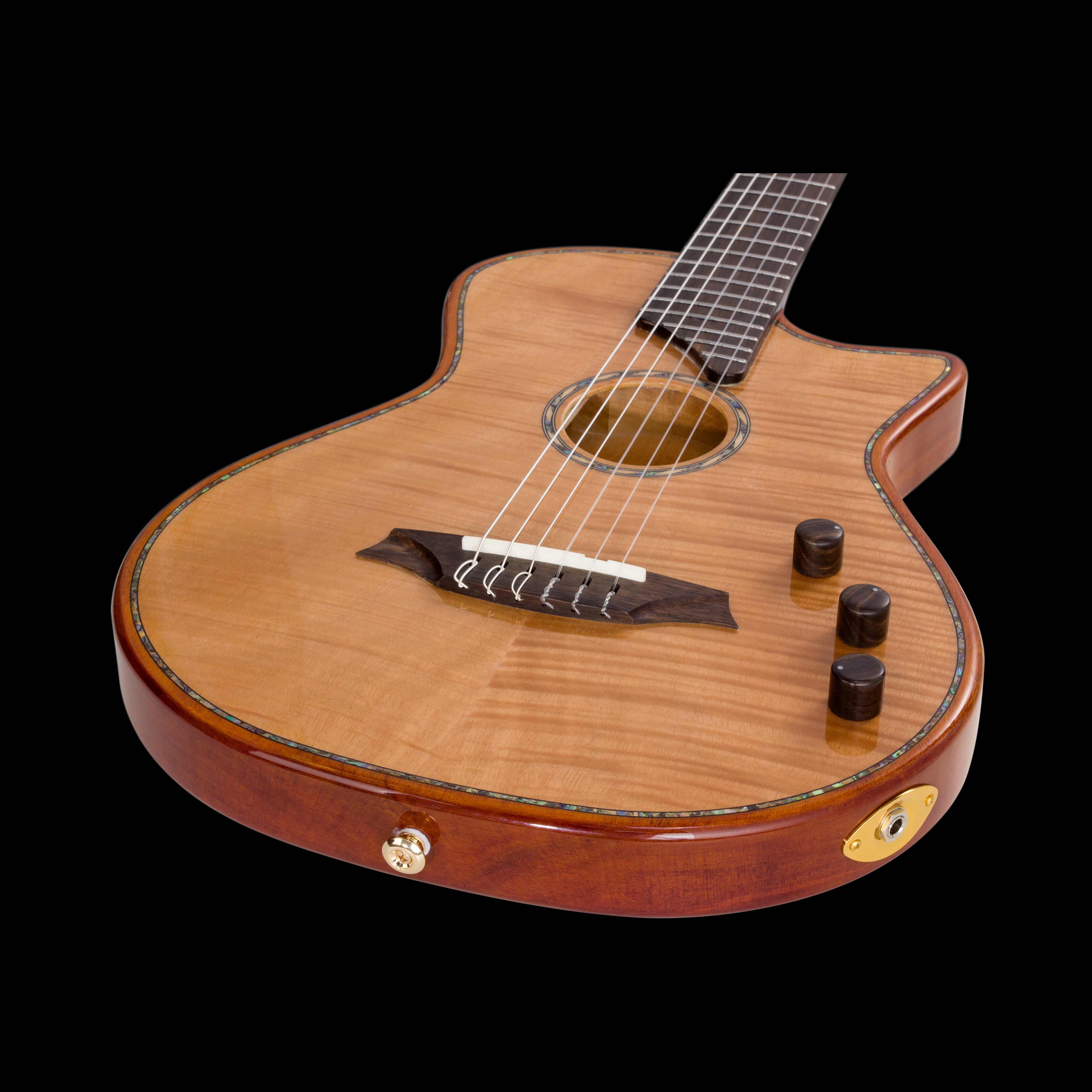 Guitare acoustique à pan coupé, finition bois clair, trois boutons de réglage foncés sur la table et sortie jack sur la tranche inférieure.