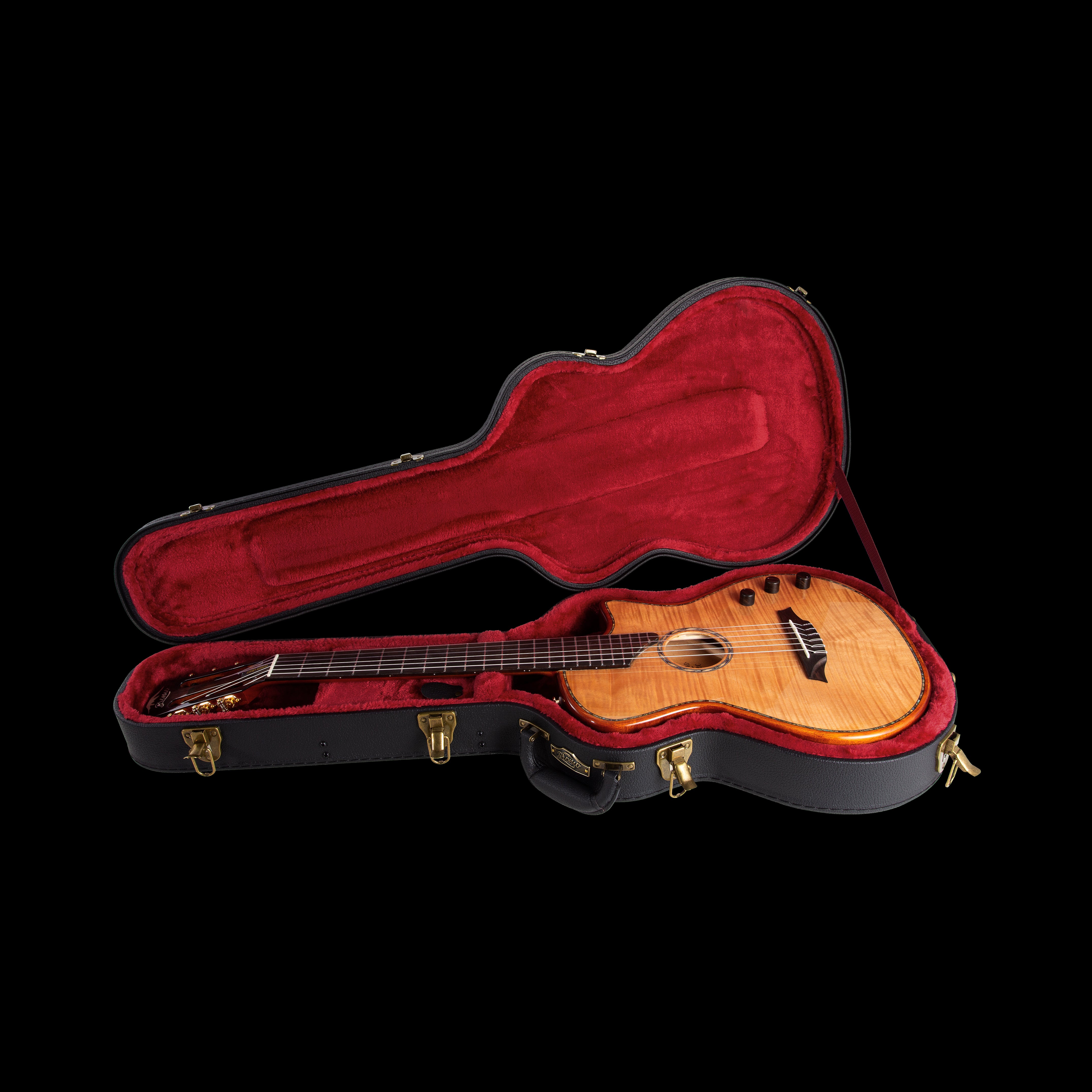 Guitare acoustique en bois clair posée dans un étui rigide noir doublé de velours rouge, l’étui est ouvert et présente des fermetures dorées.