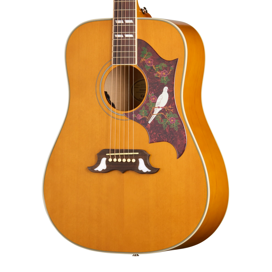 Guitare acoustique en bois clair, pickguard décoré d’un oiseau blanc et de fleurs rouges, chevalet en bois foncé avec incrustations blanches.