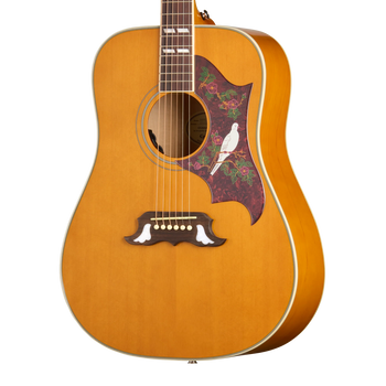 Guitare acoustique en bois clair, pickguard décoré d’un oiseau blanc et de fleurs rouges, chevalet en bois foncé avec incrustations blanches.