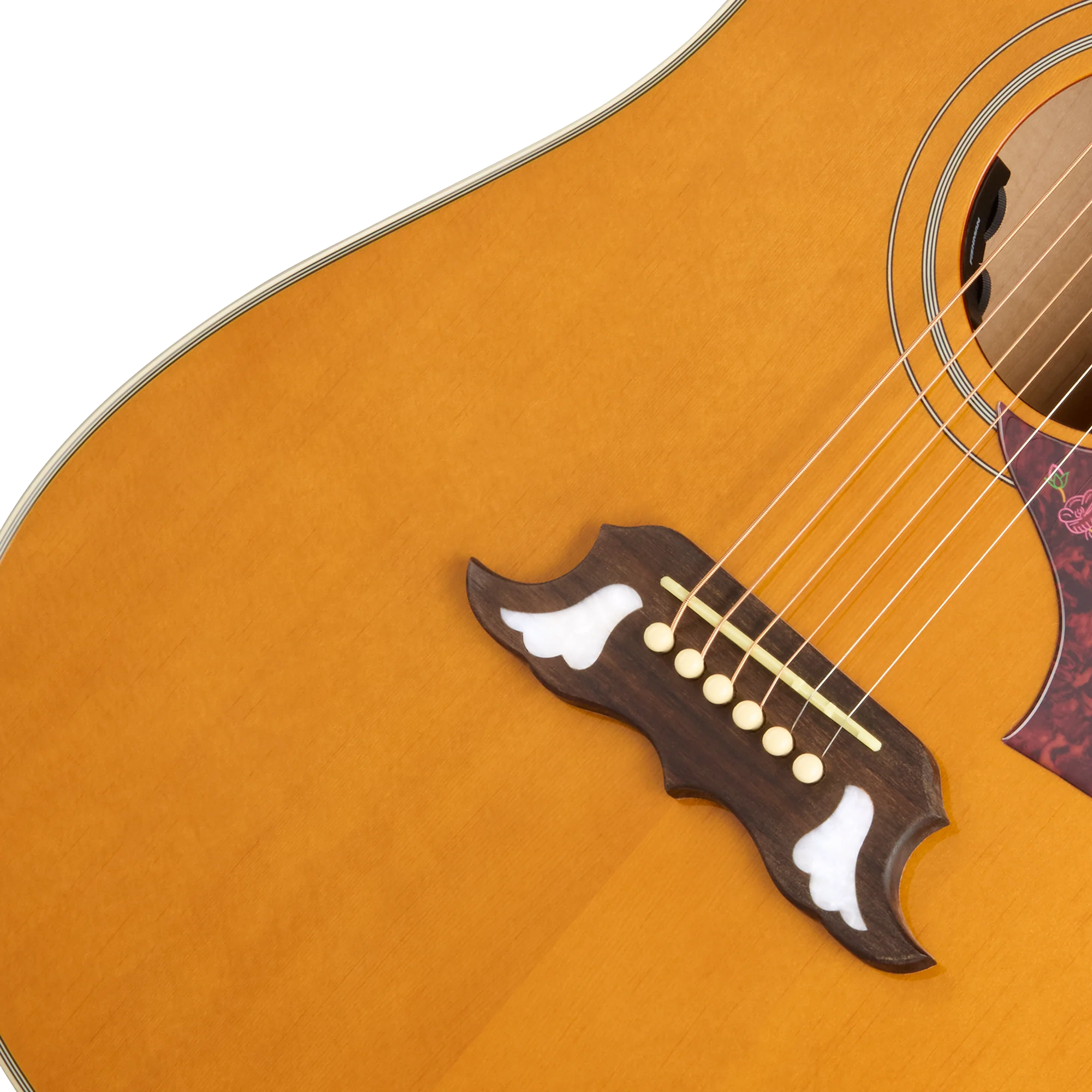 Table en bois clair d'une guitare acoustique avec chevalet sculpté foncé orné d'incrustations blanches et cordes fixées par des chevilles crème.