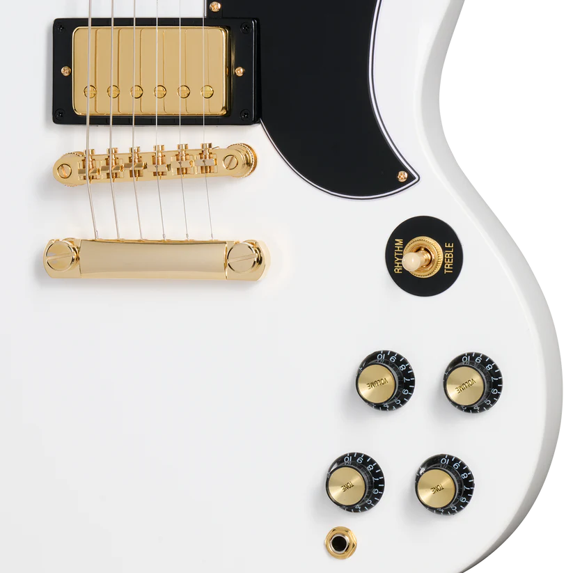 Partie du corps d’une guitare électrique blanche avec boutons noirs et dorés, sélecteur de micro, chevalet et micro dorés, pickguard noir.