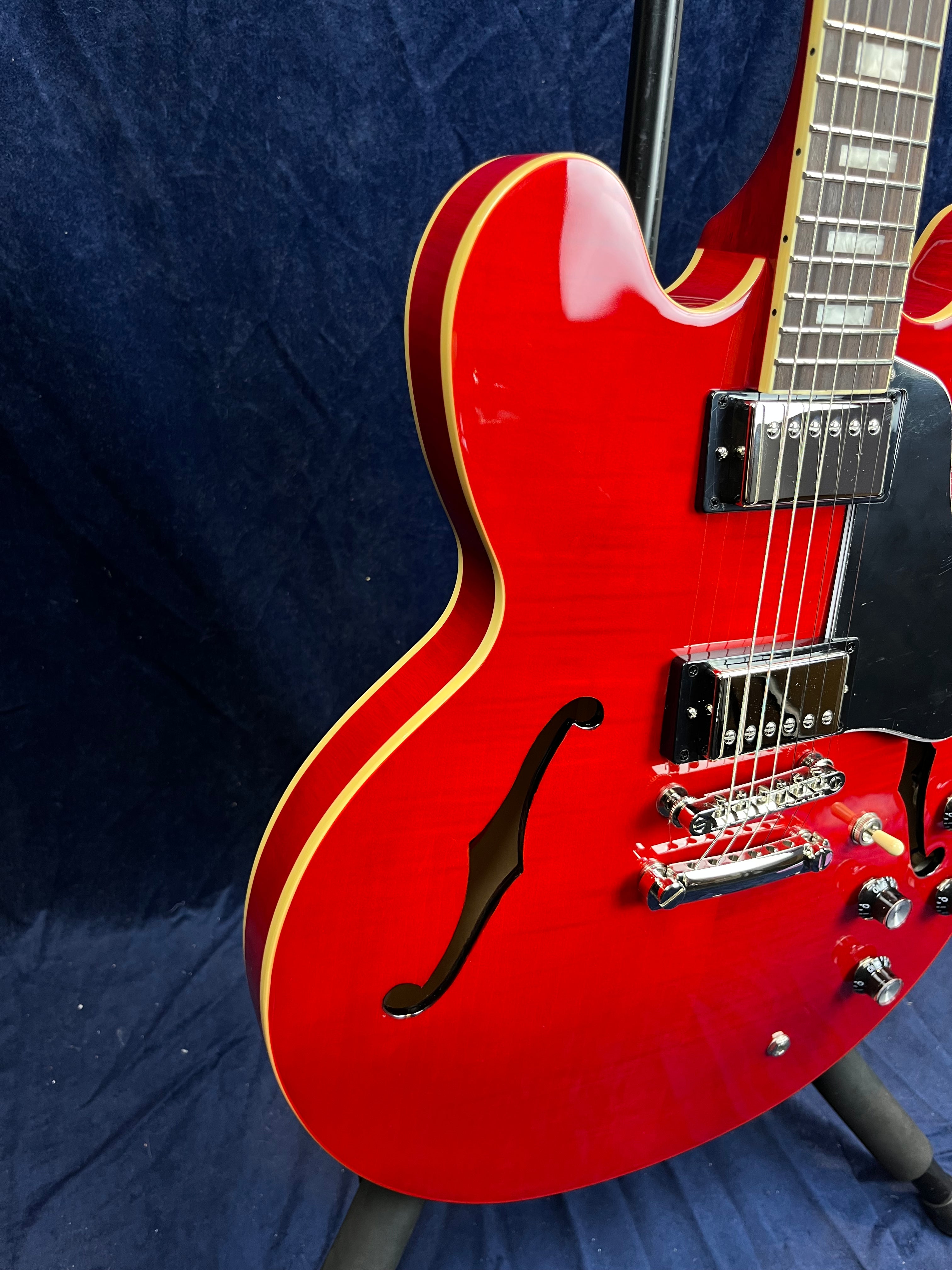 Epiphone ES-335 Semi Hollow Figured Top in Sixties Cherry with Gig Bag