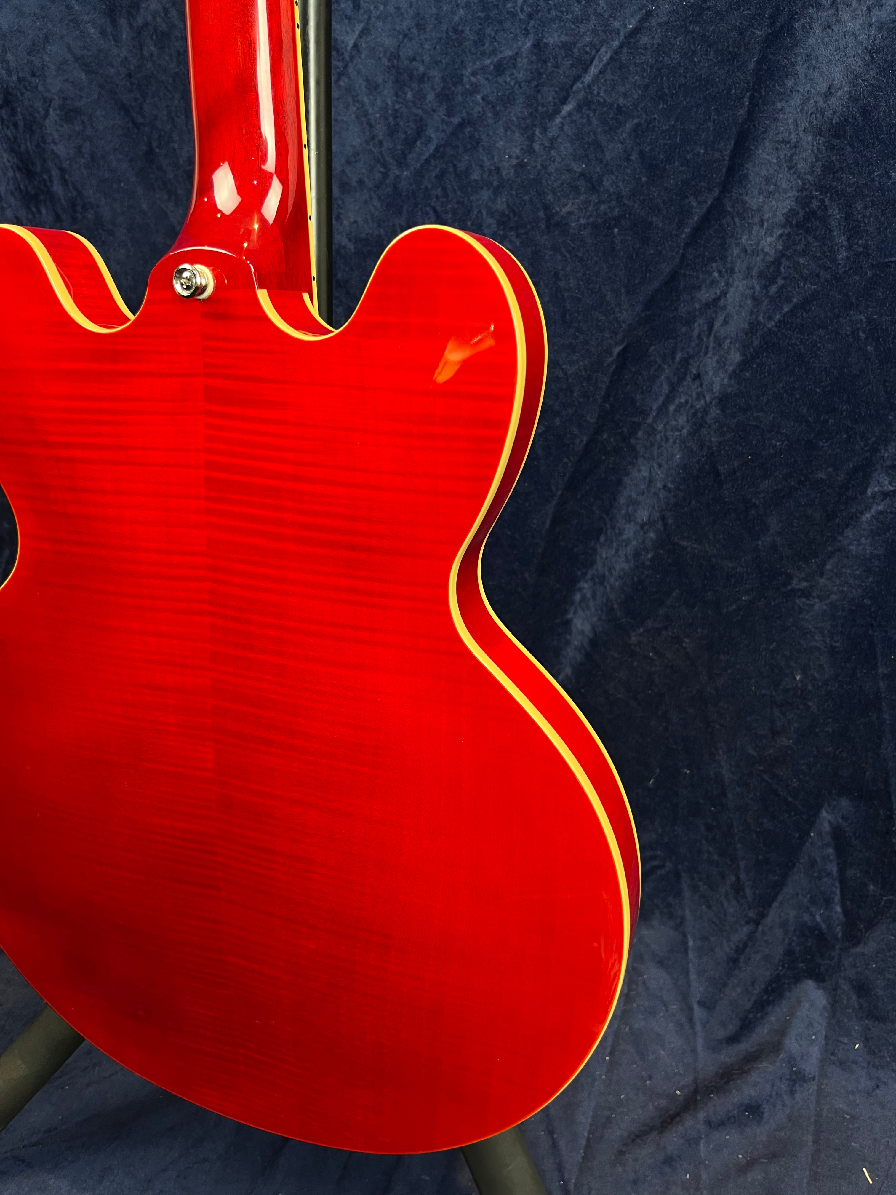 Epiphone ES-335 Semi Hollow Figured Top in Sixties Cherry with Gig Bag