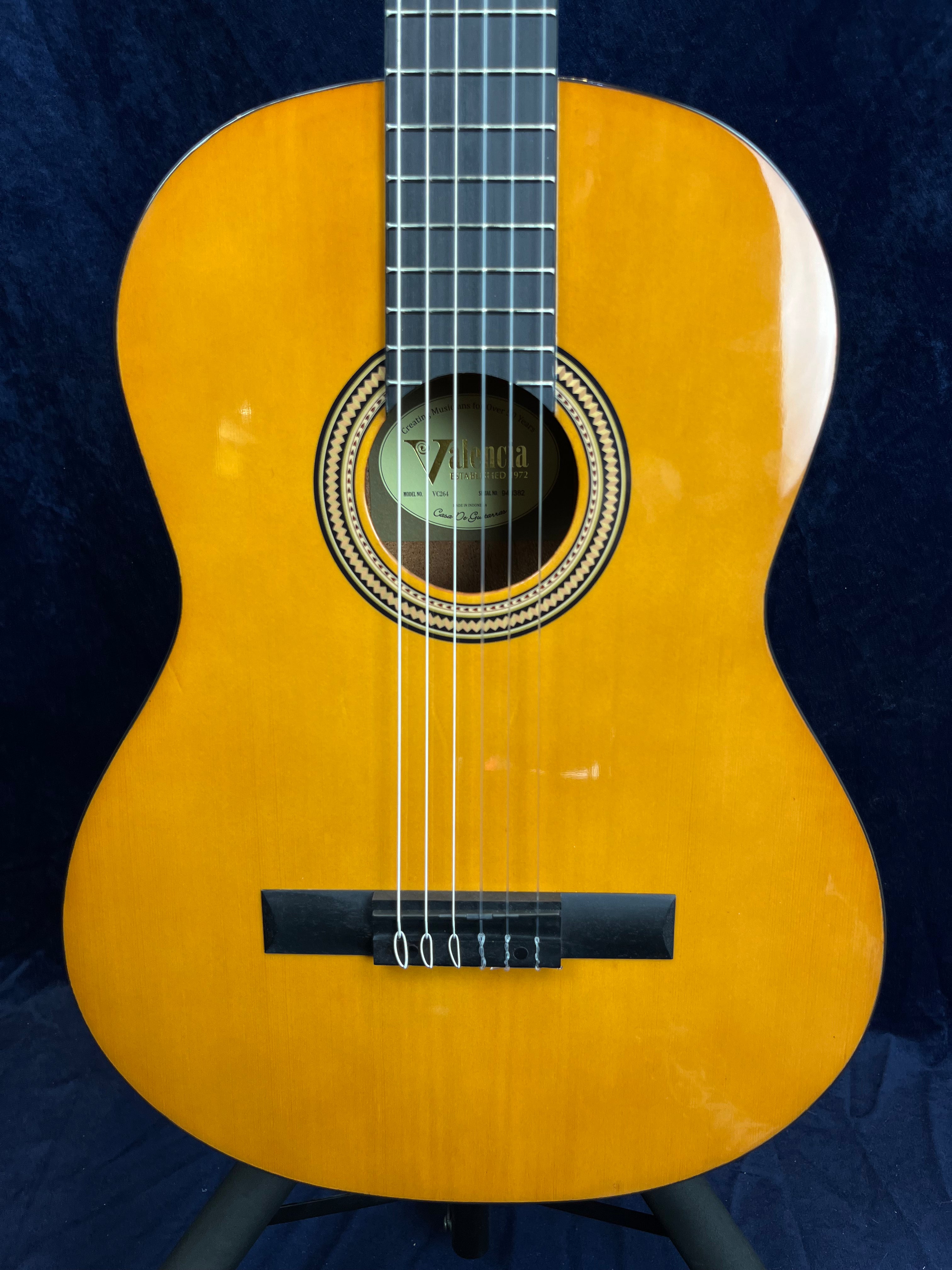 Valencia VC264 4/4 Size Classical Guitar in Gloss Natural