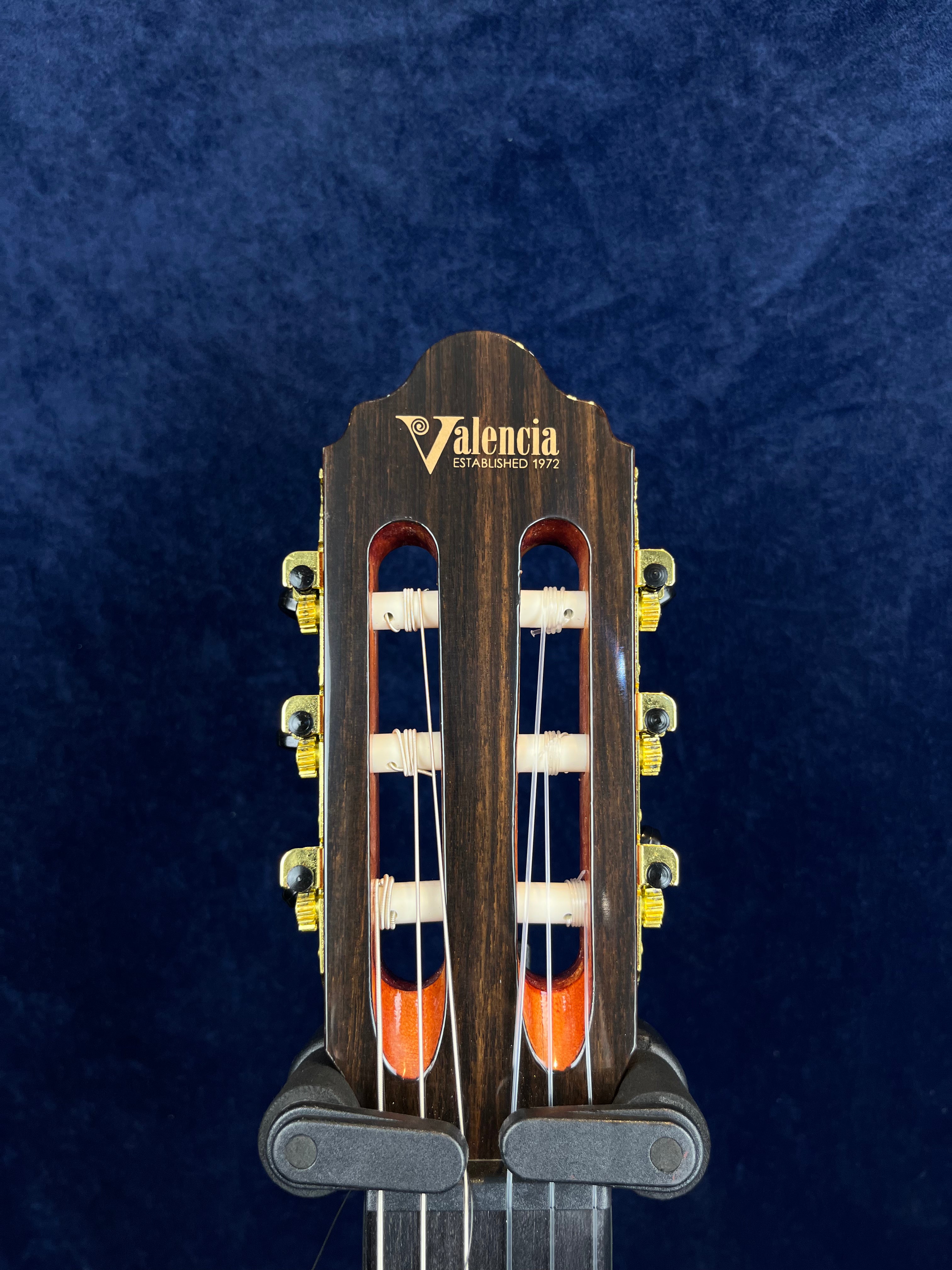 Valencia VC264 4/4 Size Classical Guitar in Gloss Natural