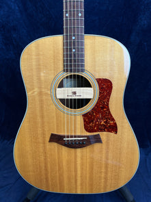 Taylor 210 Dreadnought with Seymour Duncan in Natural with Hard Case