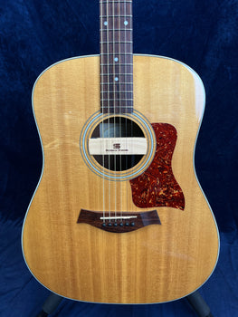 Taylor 210 Dreadnought with Seymour Duncan in Natural with Hard Case