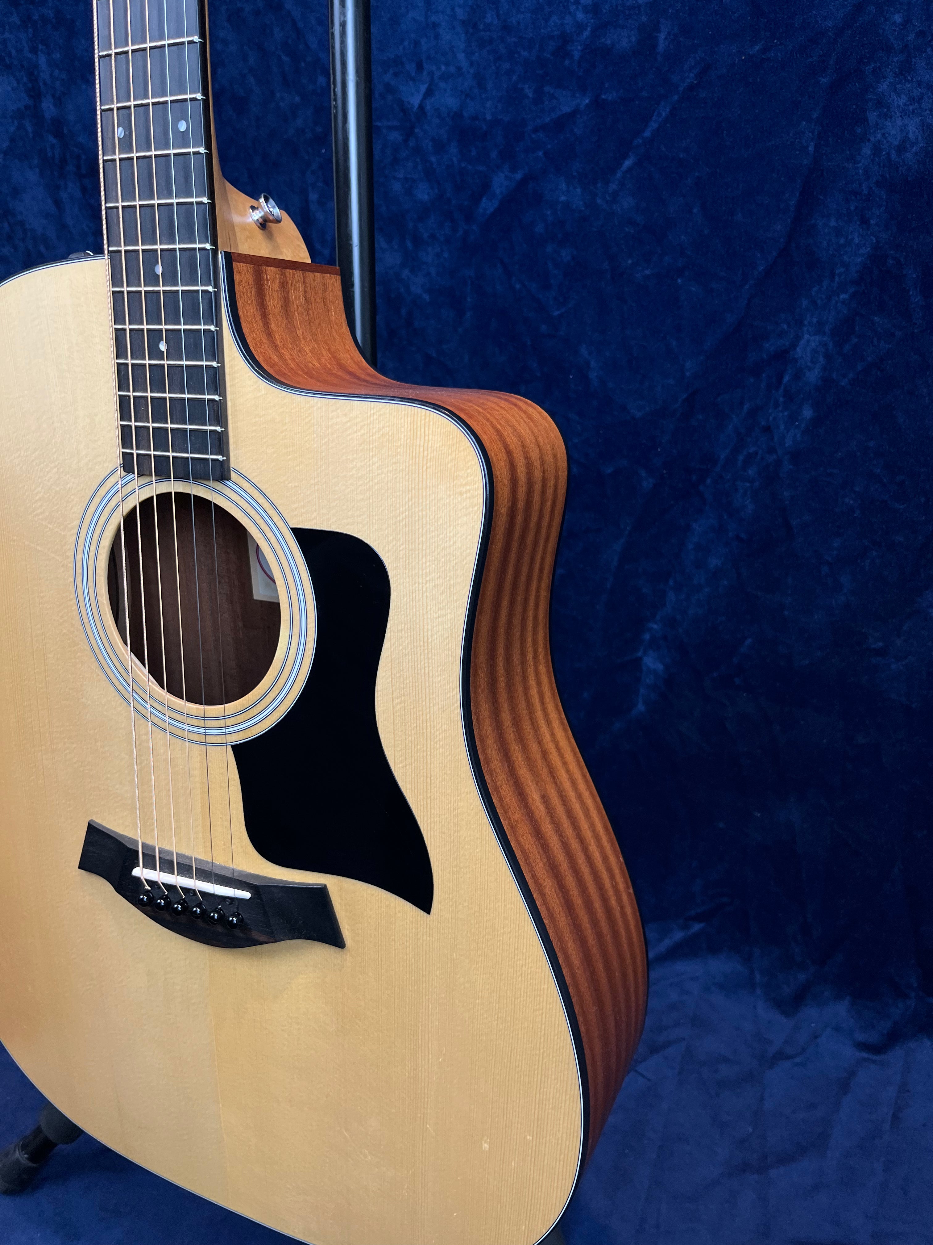 Taylor 110CE-S Dreadnought Pan Coupé Electro en finition Naturelle, d'occasion 2023