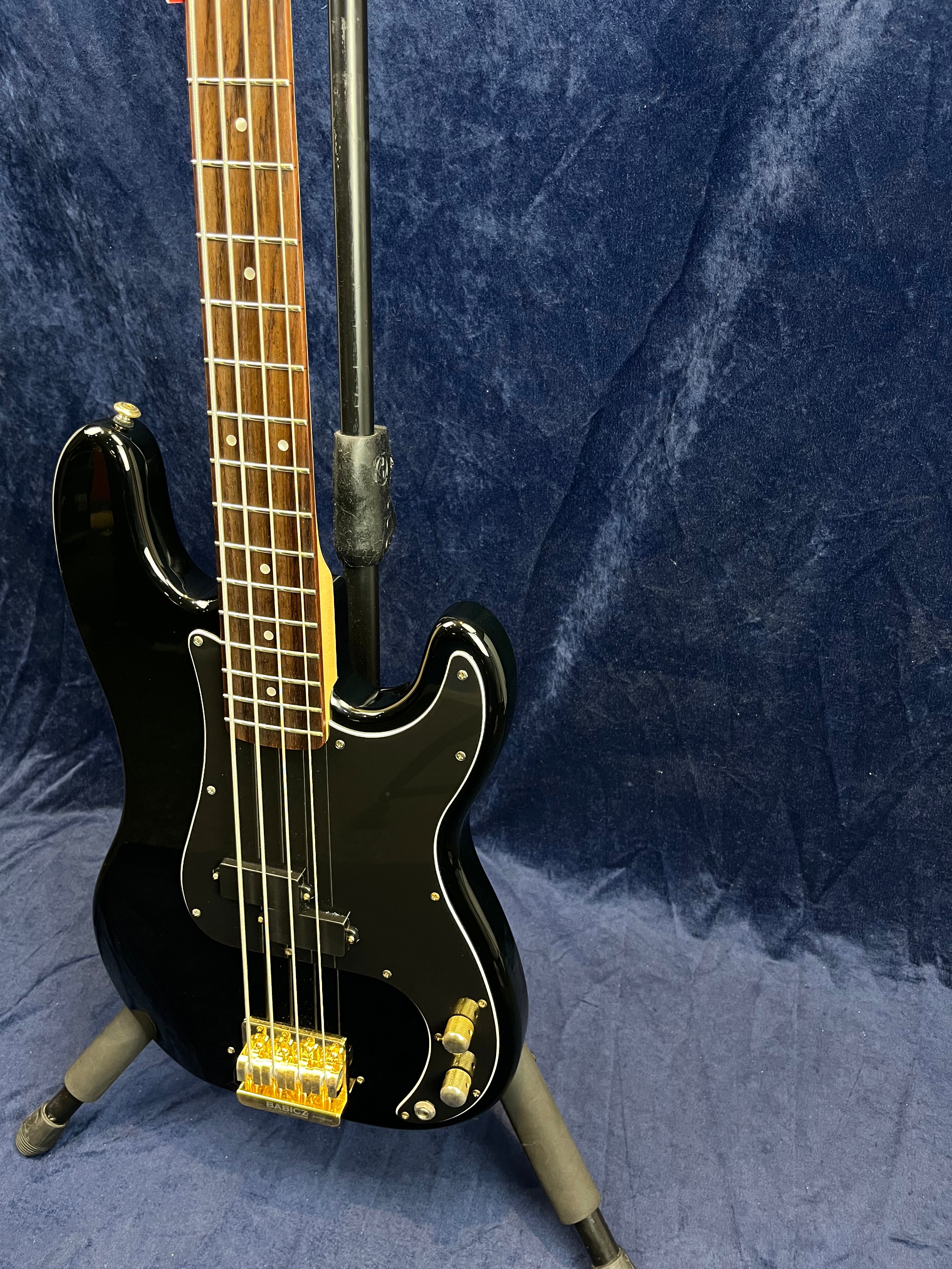 Basse Collection Power P-Bass accastillage doré en noir d'occasion