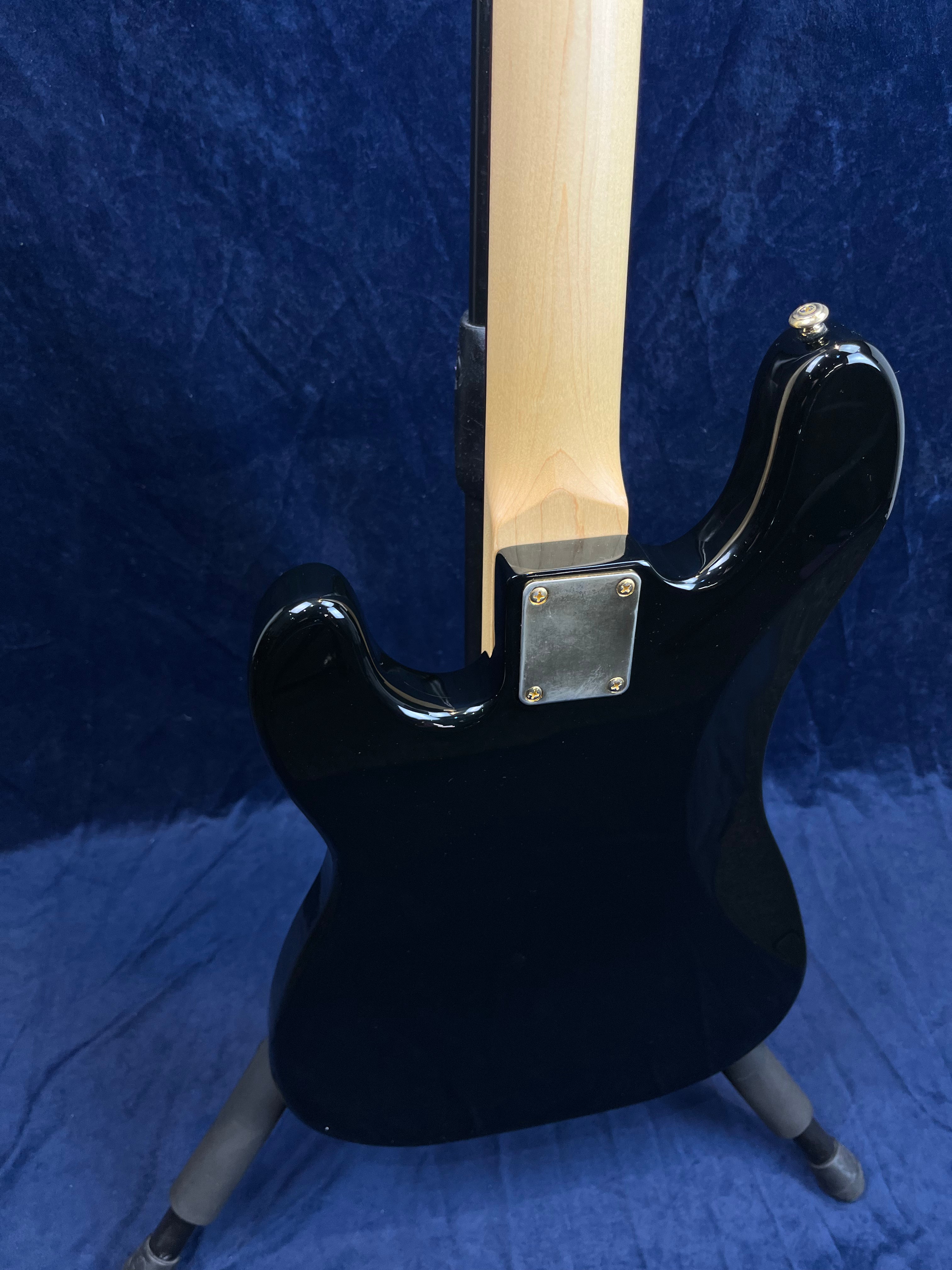 Basse Collection Power P-Bass accastillage doré en noir d'occasion