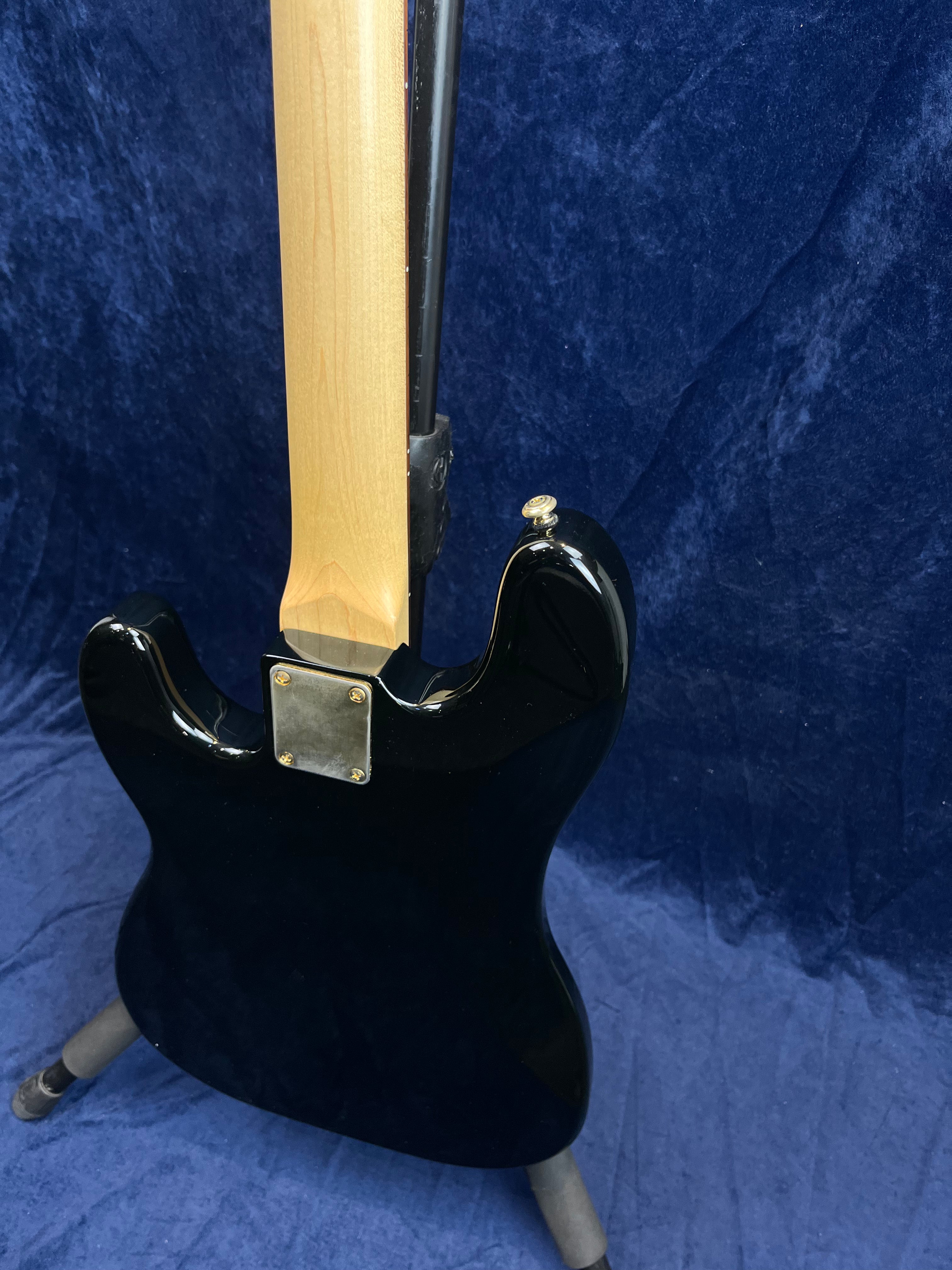 Basse Collection Power P-Bass accastillage doré en noir d'occasion