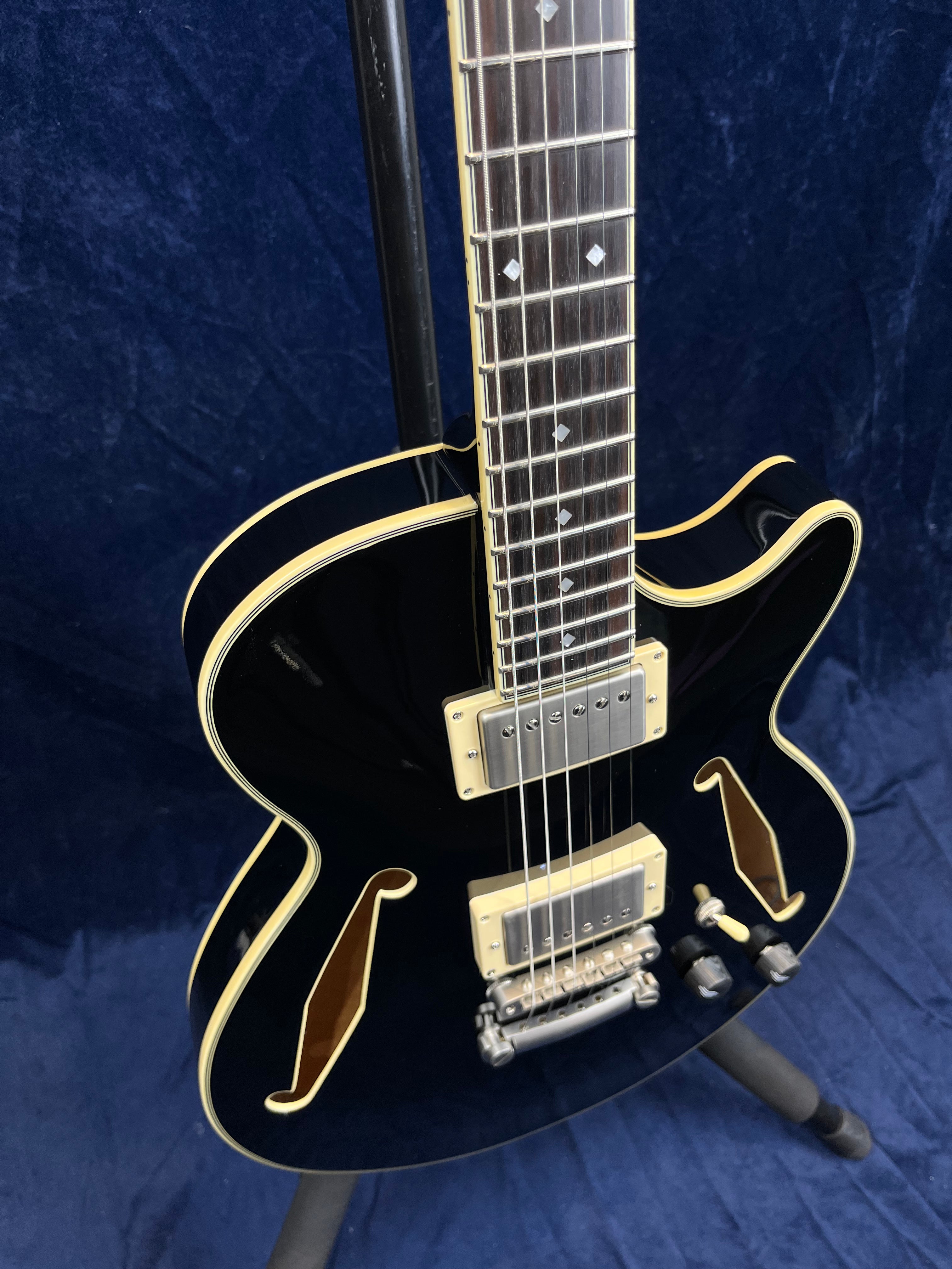 Guitare électrique D'Angelico Excel SS Tour Semi-Hollow en noir (produit de catégorie B)