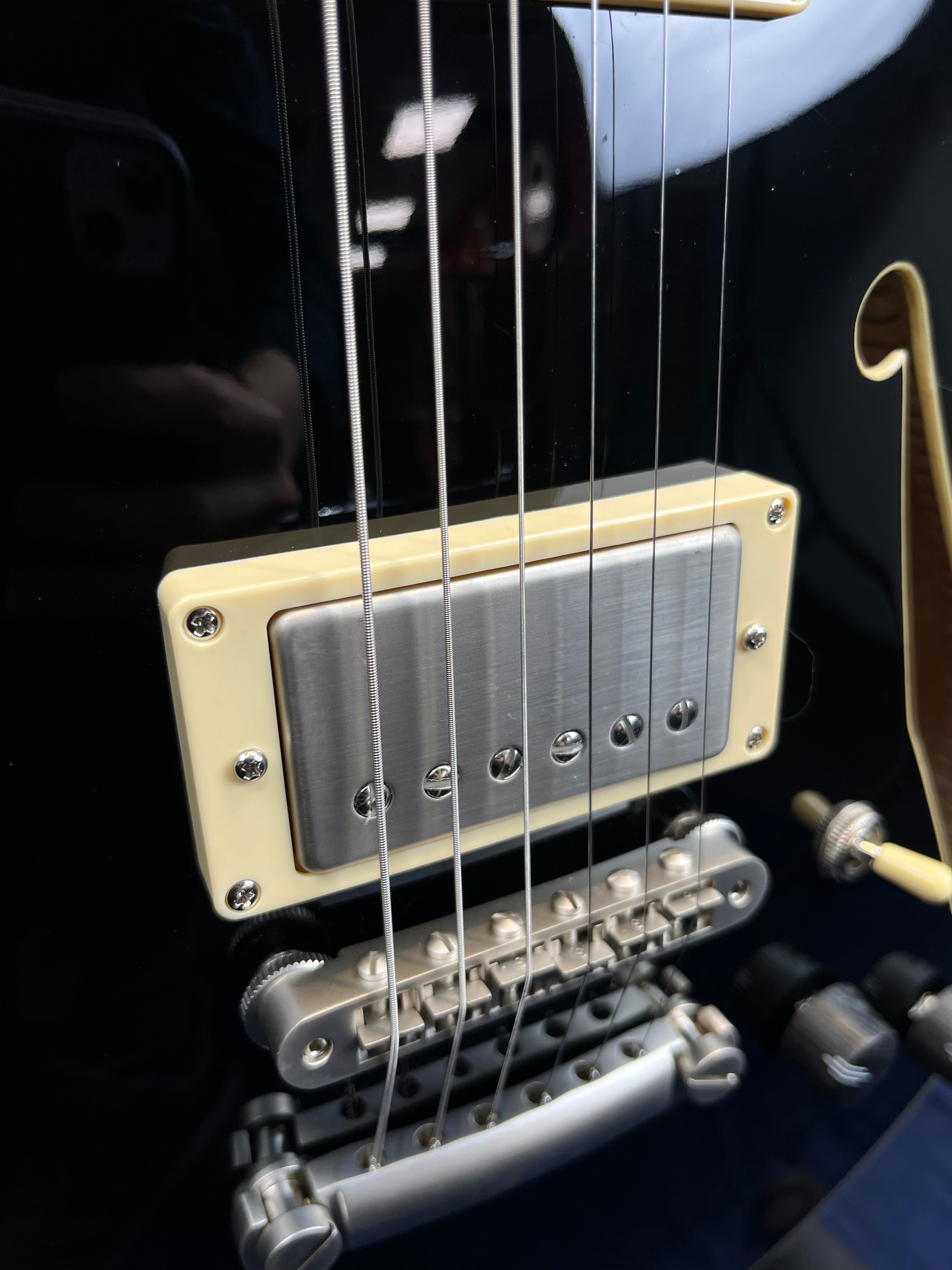Guitare électrique D'Angelico Excel SS Tour Semi-Hollow en noir (produit de catégorie B)