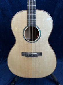 Auden Artist Series Chester Electro Acoustic All Gloss Spruce/Mahogany in Hard Case