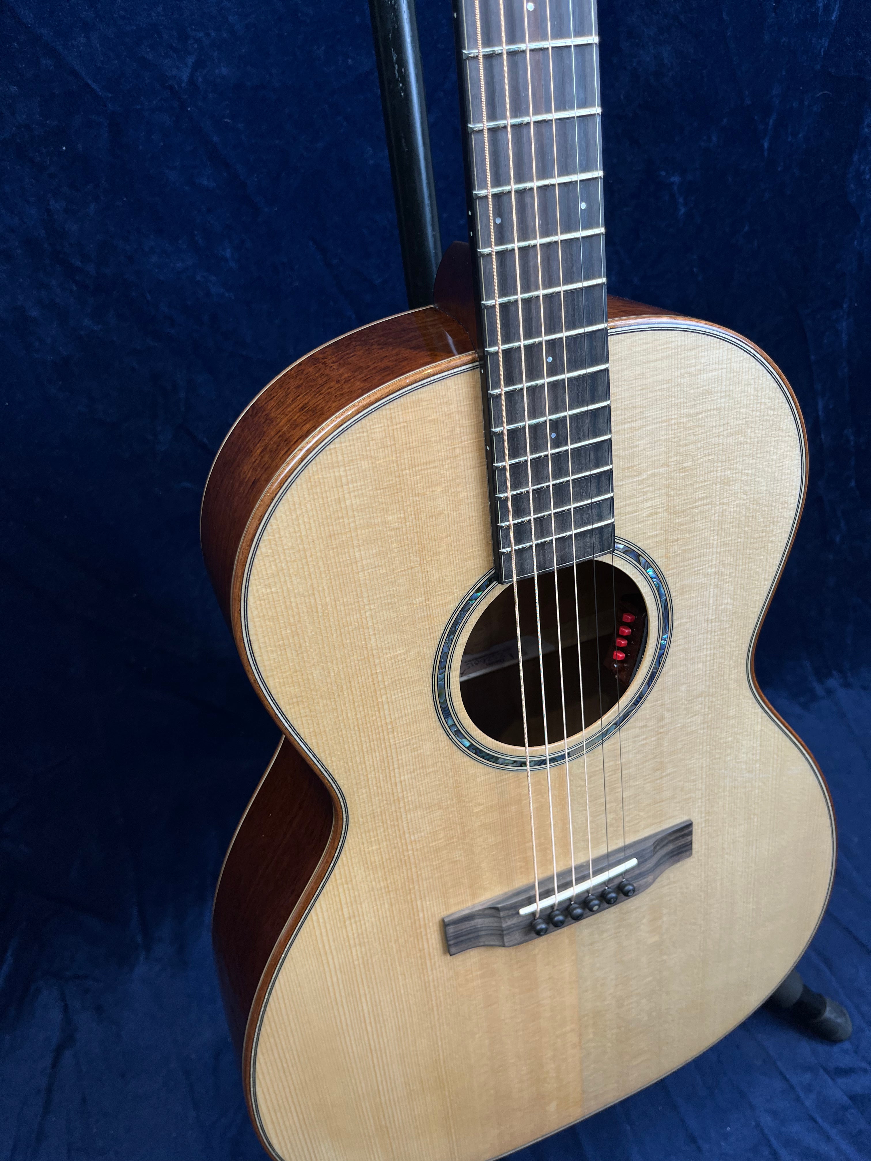 Auden Artist Series Chester Electro Acoustic All Gloss Spruce/Mahogany in Hard Case