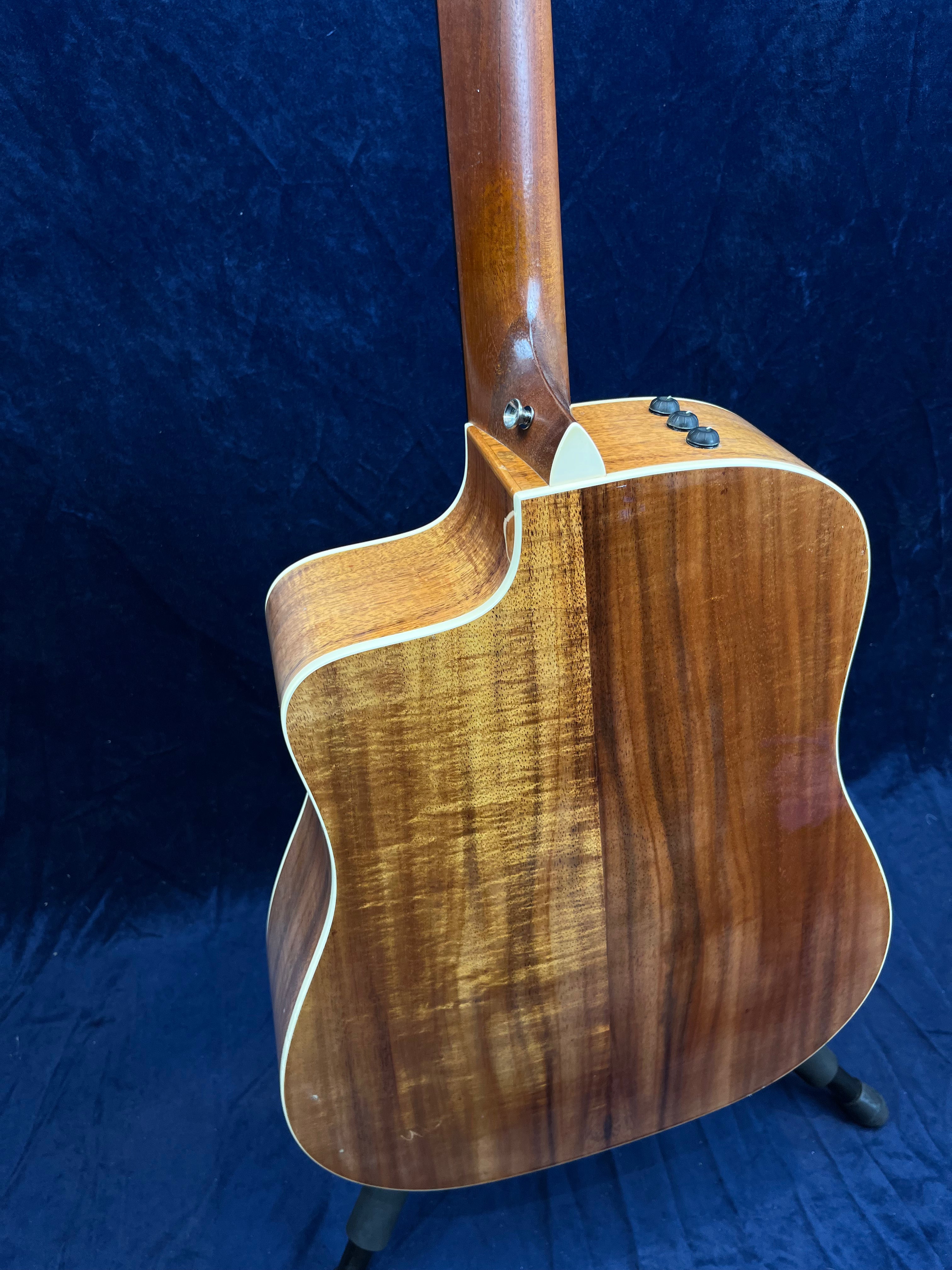 Taylor 210CE-DLX Koa Dreadnought ES1 2014 Naturelle d'occasion
