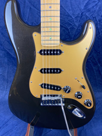 Fender American Deluxe Stratocaster 2006 Model in Montego Black Pre-owned with Case