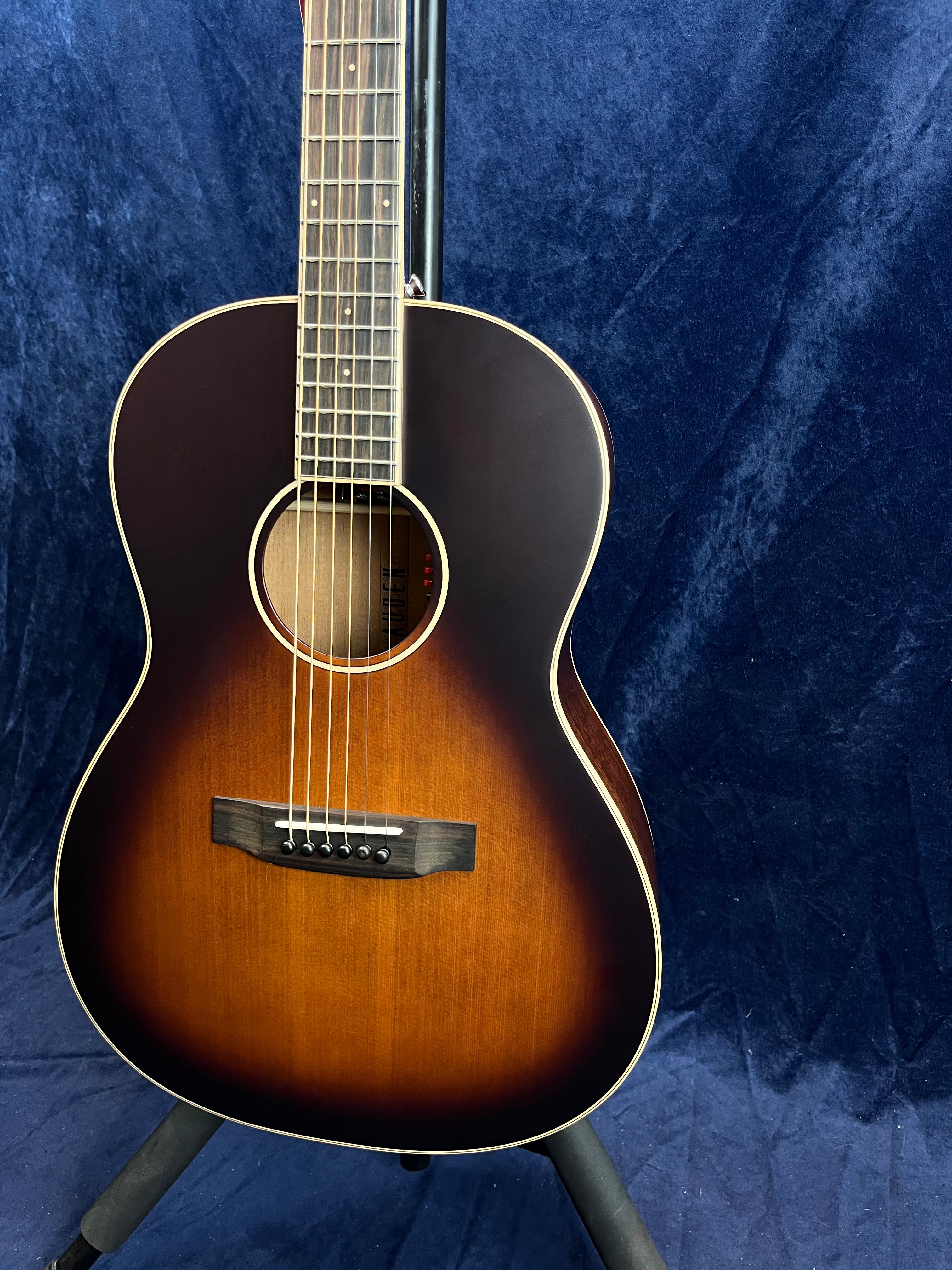 Auden Tobacco Series Julia Électro-acoustique corps plein en Tobacco Burst Satin