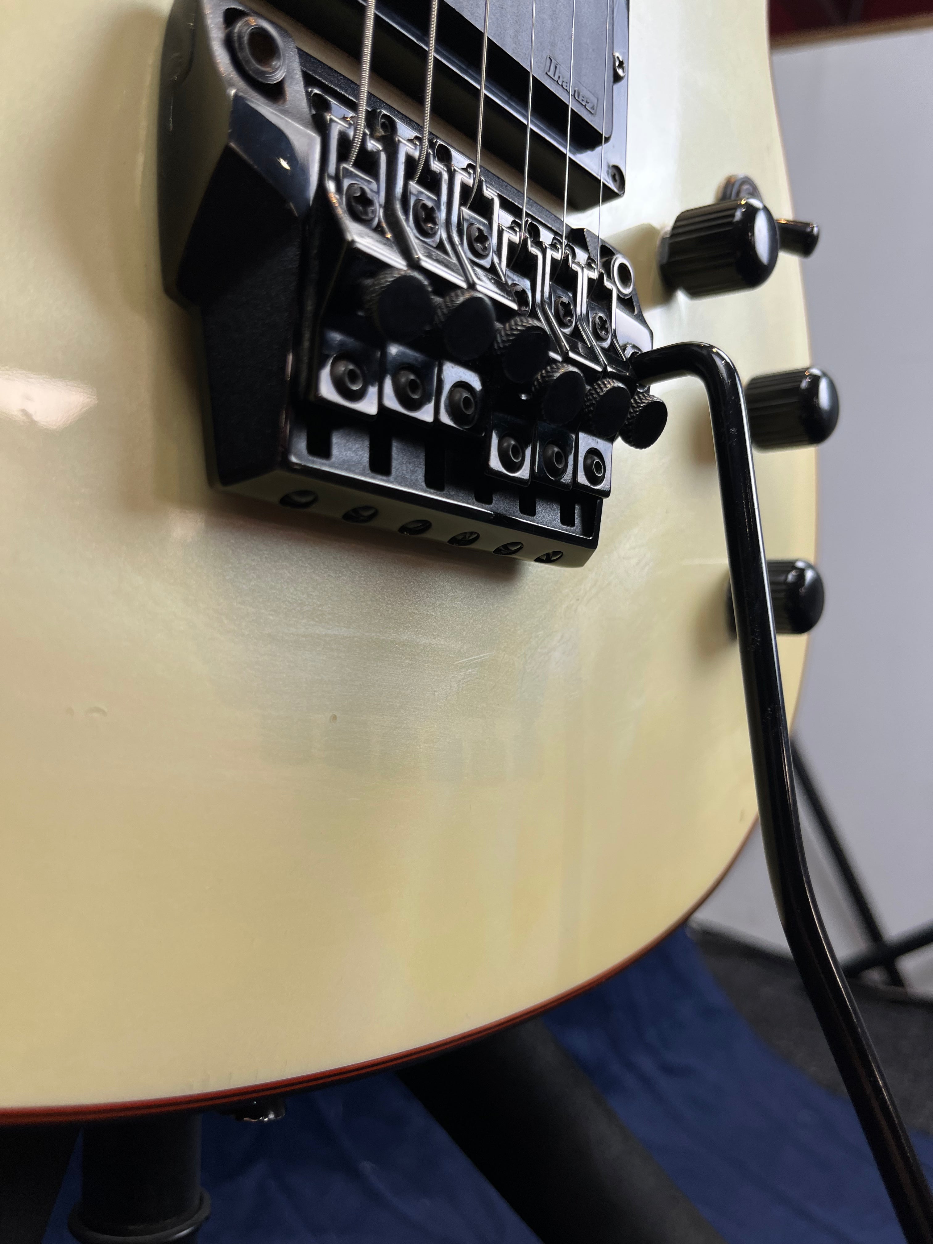 Ibanez RS530 Roadster II Deluxe 1985 blanche d'occasion