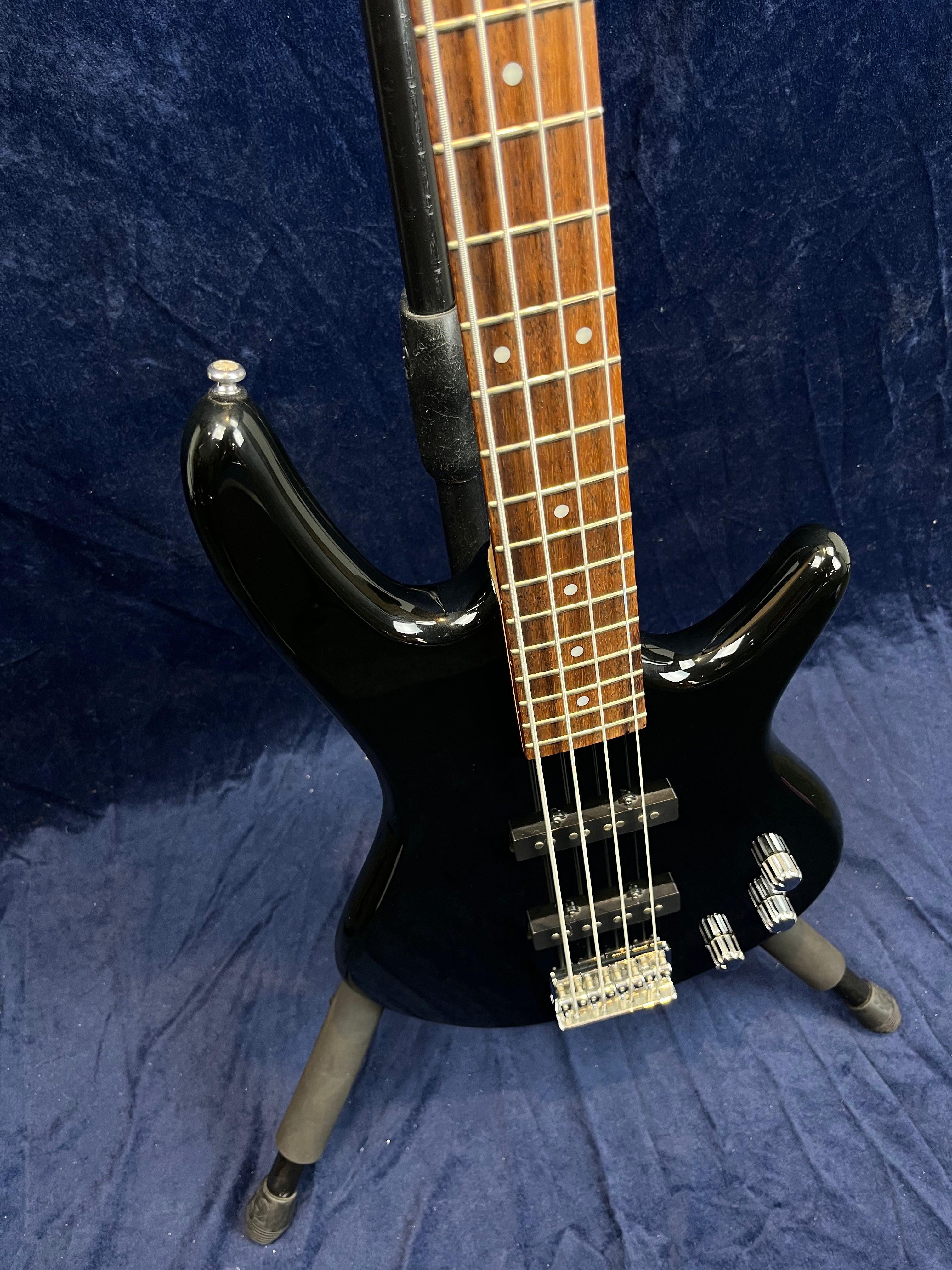 Basse 4 cordes Ibanez Gio noire brillante d'occasion