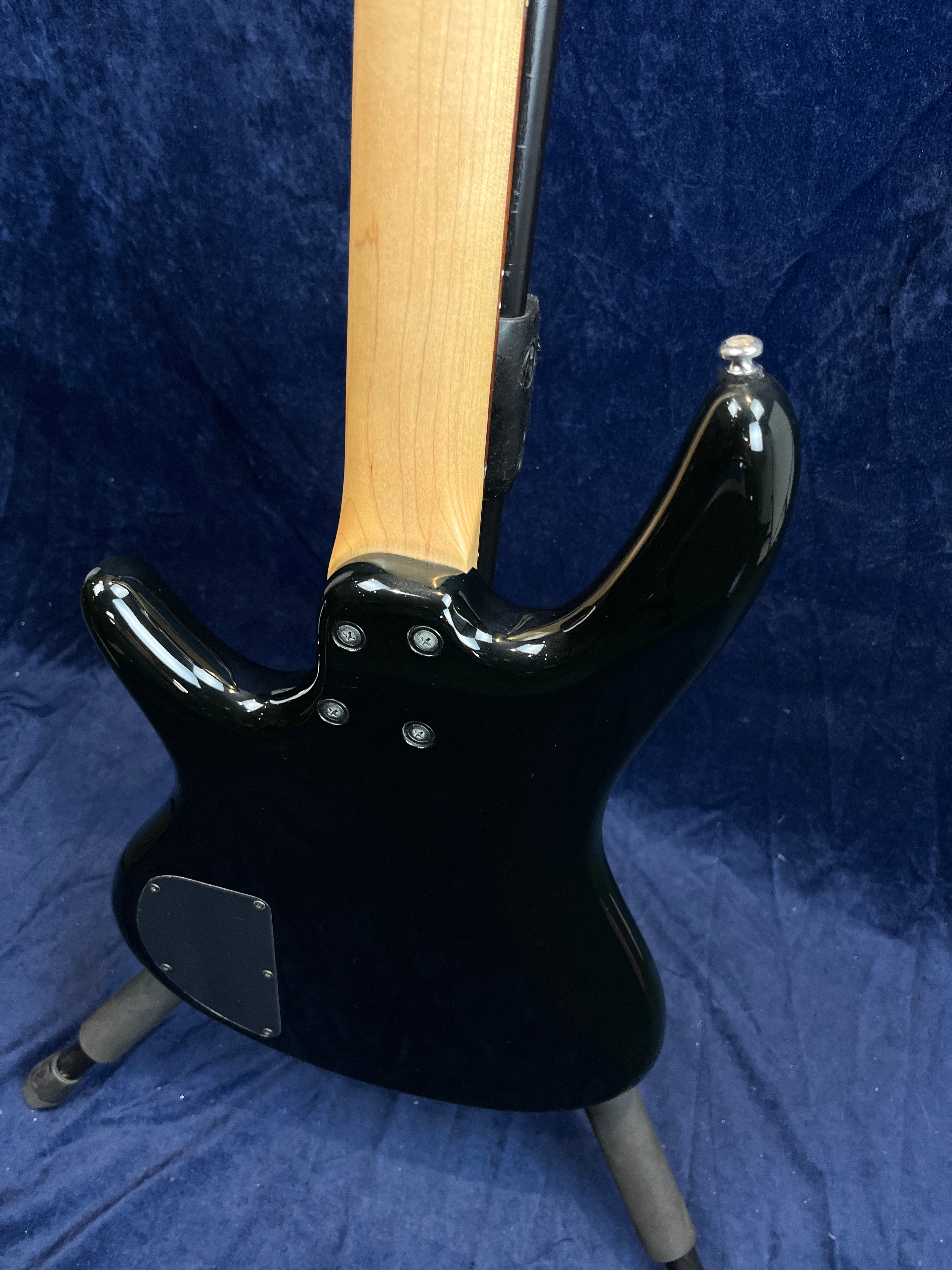 Basse 4 cordes Ibanez Gio noire brillante d'occasion