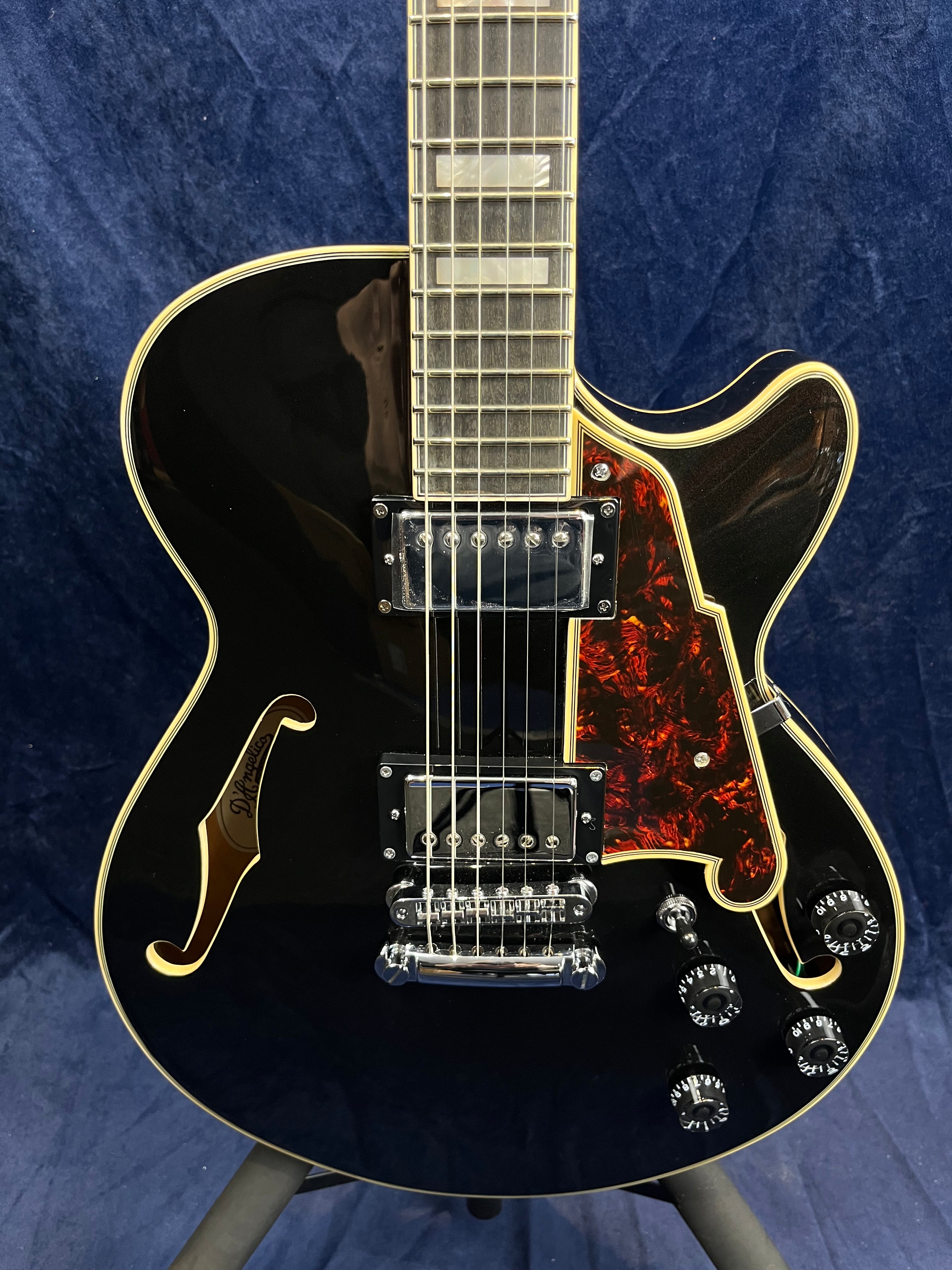 Guitare électrique D'Angelico Premier SS noire (produit déclassé)